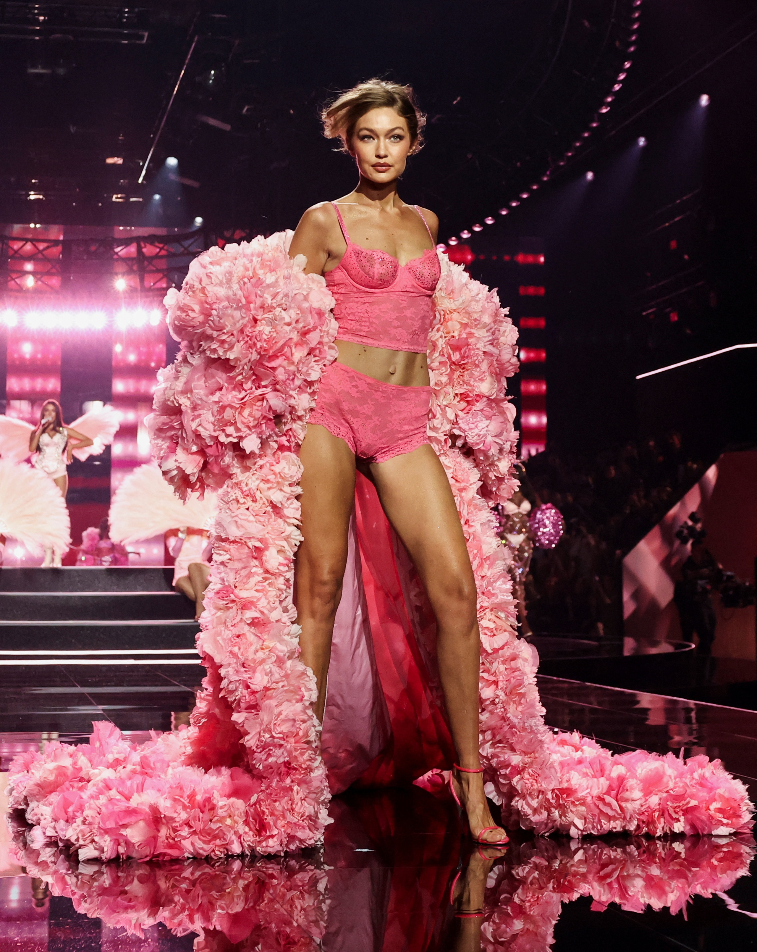 Jasmine Tookes khoe bụng bầu, Gigi Hadid, Alessandra Ambrosio… bốc lửa ở show Victoria's Secret 2025- Ảnh 5. Jasmine Tookes khoe bụng bầu, Gigi Hadid, Alessandra Ambrosio… bốc lửa ở show Victoria's Secret 2025- Ảnh 5.