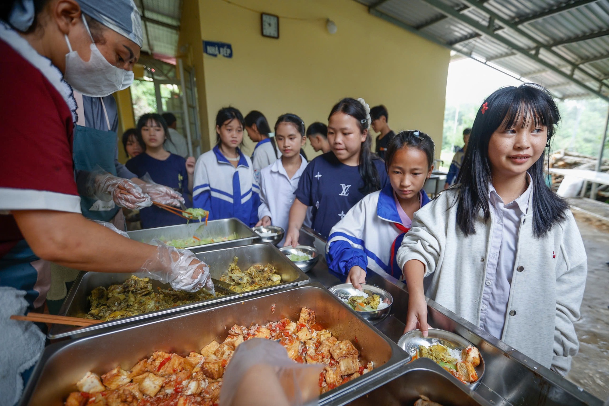 Chính sách bữa ăn bán trú cho học sinh: Nhân văn và cần minh bạch - Ảnh 1. Chính sách bữa ăn bán trú cho học sinh: Nhân văn và cần minh bạch - Ảnh 1.