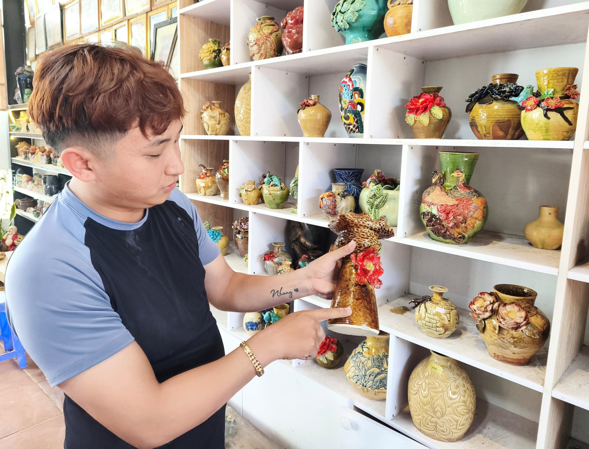 Chuyện nghệ nhân gen Z: Hồi sinh men gốm trứ danh- Ảnh 4. Chuyện nghệ nhân gen Z: Hồi sinh men gốm trứ danh- Ảnh 4.