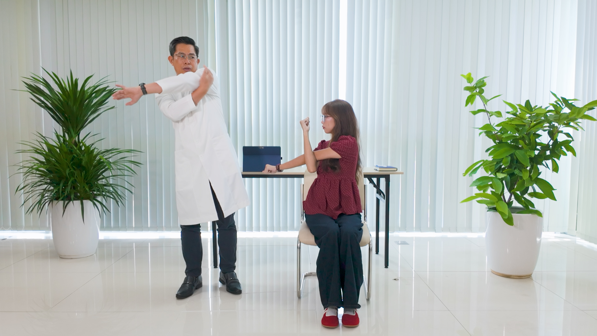 B&aacute;c sĩ ơi những b&agrave;i tập gi&uacute;p cột sống giảm đau hiệu quả chỉ với v&agrave;i ph&uacute;t mỗi ng&agrave;y - Ảnh 1.