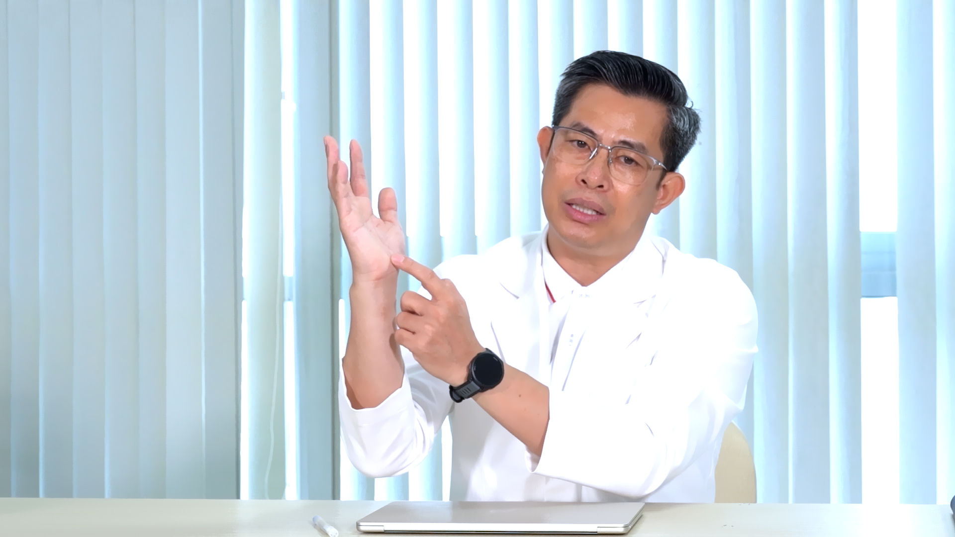 Bác sĩ ơi: Gõ phím mỏi tay tê buốt - Coi chừng hội chứng ống cổ tay- Ảnh 1. Bác sĩ ơi: Gõ phím mỏi tay tê buốt - Coi chừng hội chứng ống cổ tay- Ảnh 1.