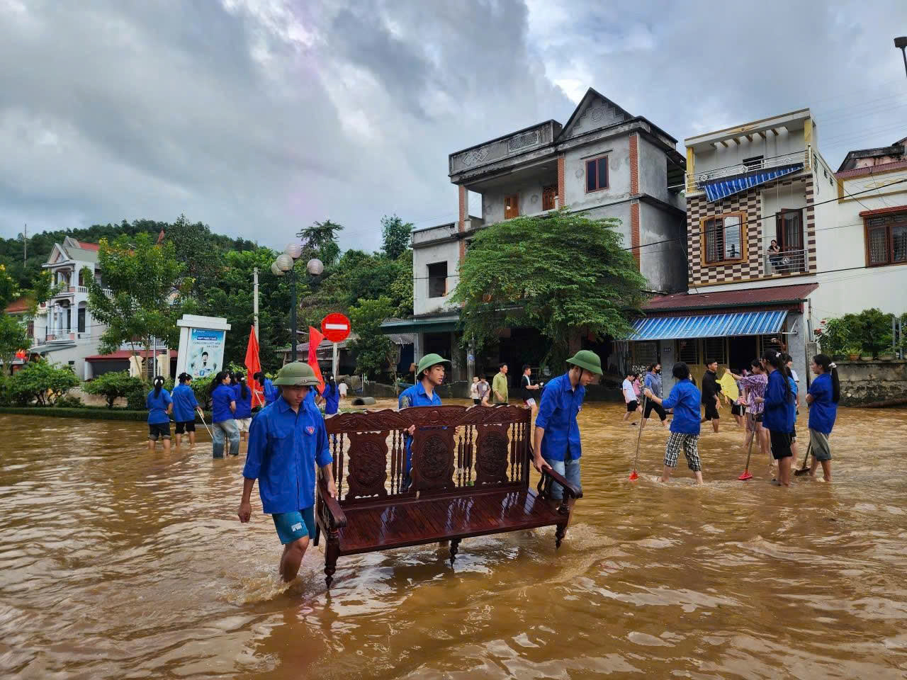 Dầm mưa, lội bùn giúp dân dọn dẹp sau b…