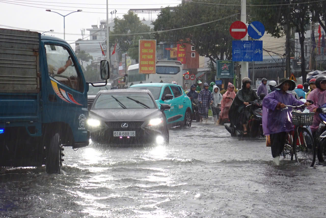 Mưa lớn gây ngập nặng nhiều tuyến đường ở Nha Trang - Ảnh 5.