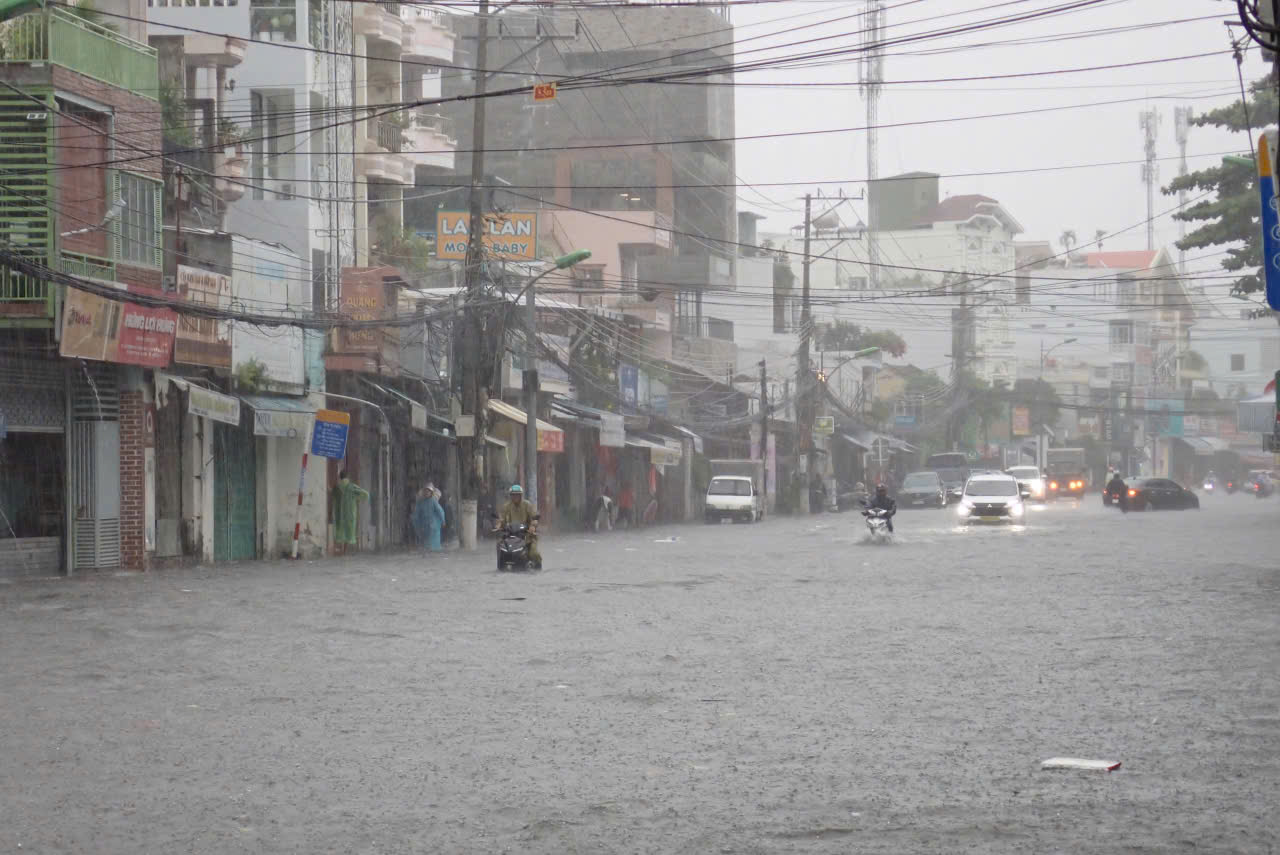 Mưa lớn gây ngập nặng nhiều tuyến đường ở Nha Trang - Ảnh 1.