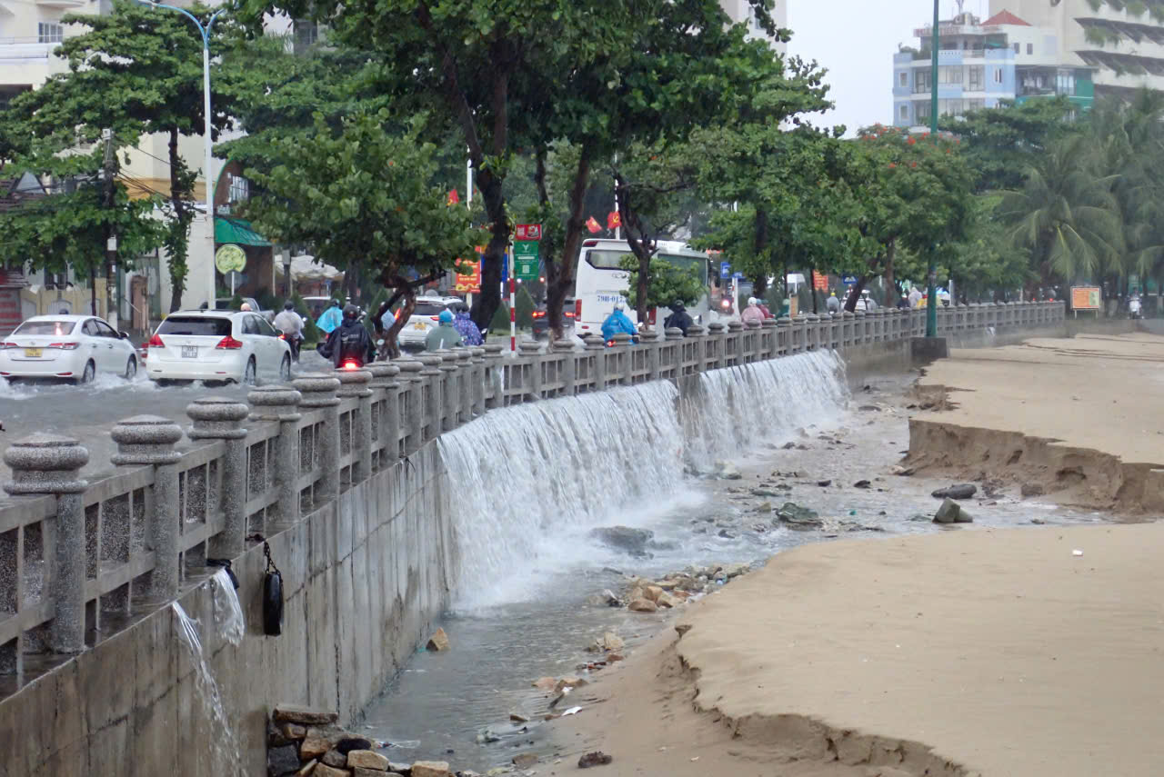 Mưa lớn gây ngập nặng nhiều tuyến đường ở Nha Trang - Ảnh 7.