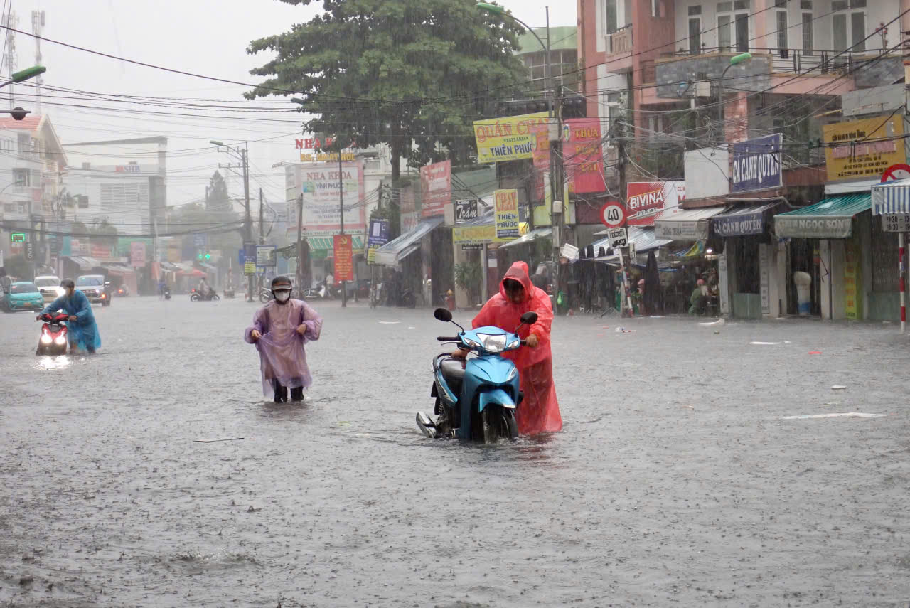 Mưa lớn gây ngập nặng nhiều tuyến đường ở Nha Trang - Ảnh 2.