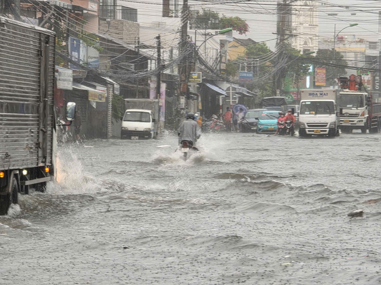 Mưa lớn gây ngập nặng nhiều tuyến đường ở Nha Trang - Ảnh 6.