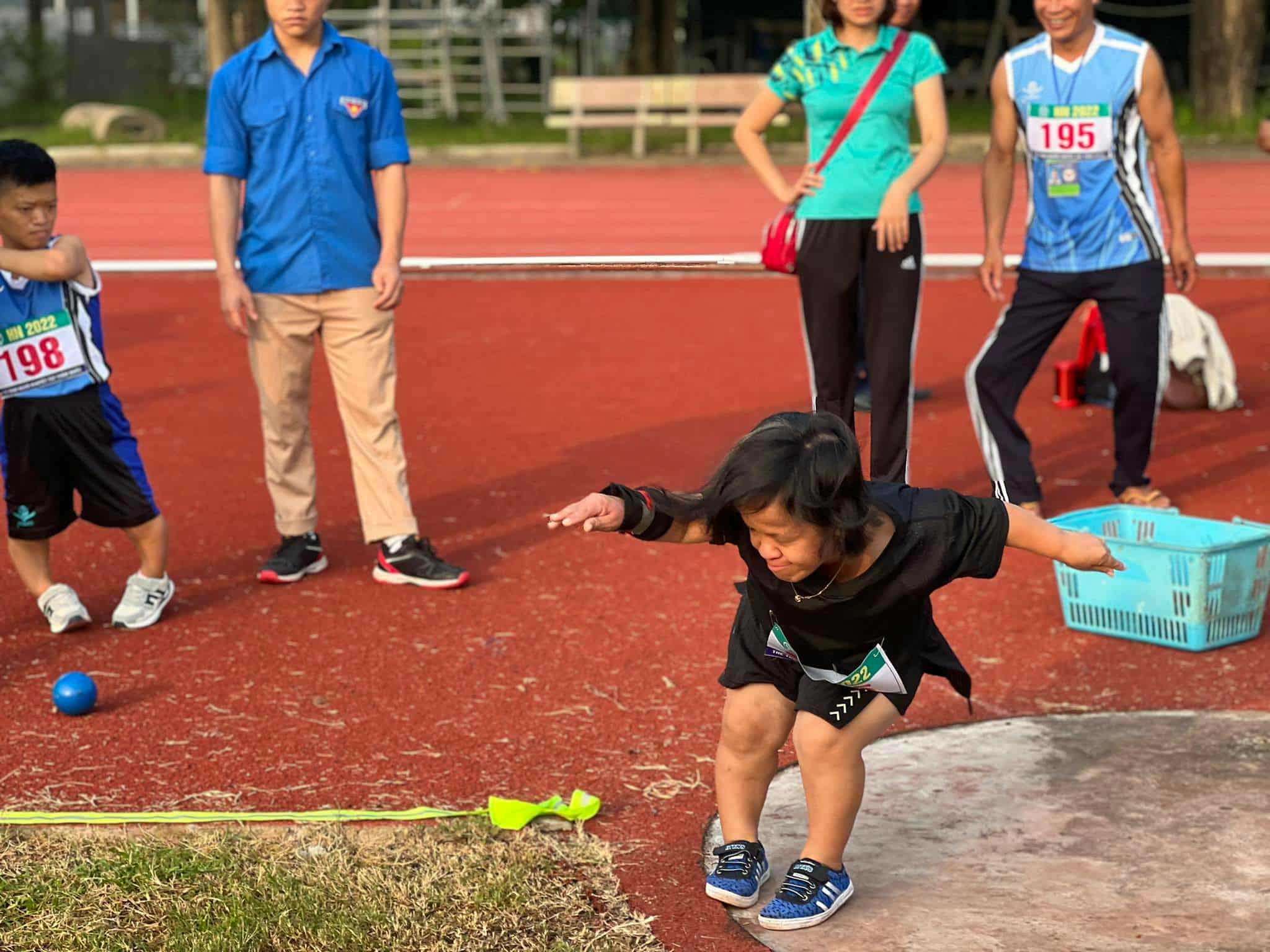 - Ảnh 2. Hành trình phi thường của người phụ nữ cao 1,2 m bán vé số - Ảnh 2.