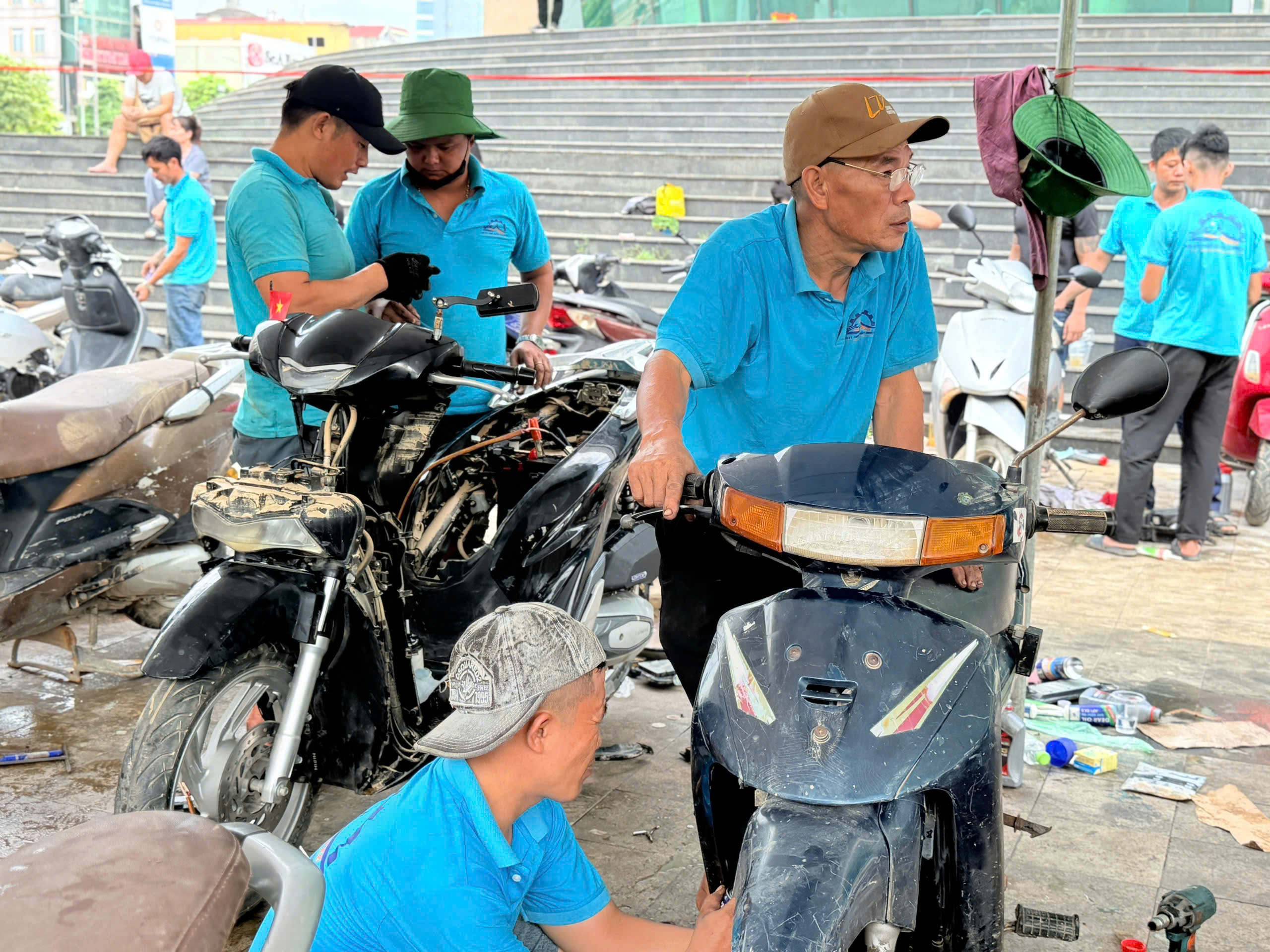 Cả trăm thợ vượt đư…