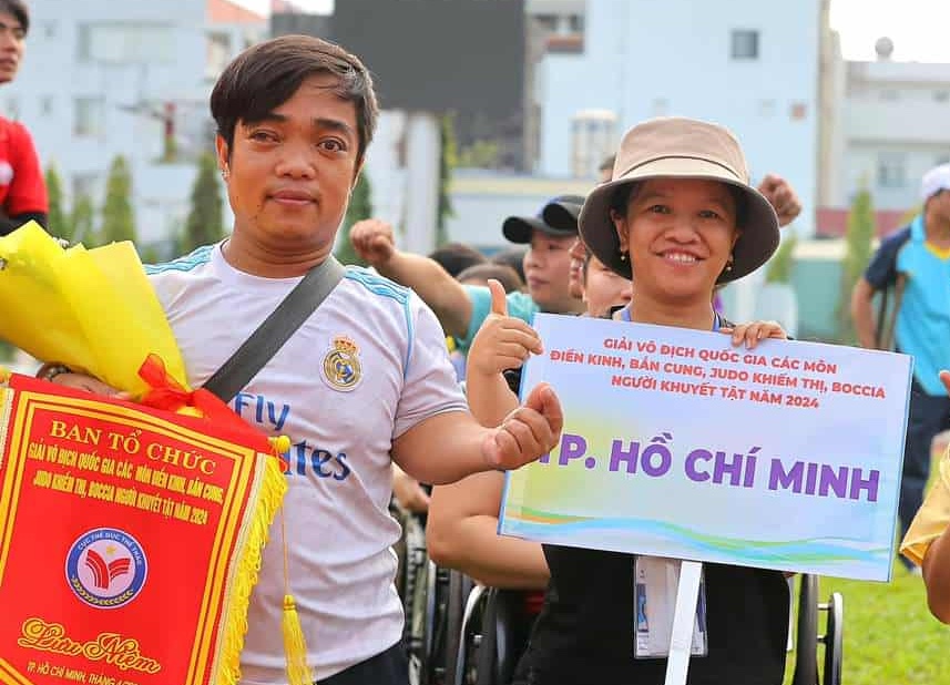 - Ảnh 3. Hành trình phi thường của người phụ nữ cao 1,2 m bán vé số - Ảnh 3.