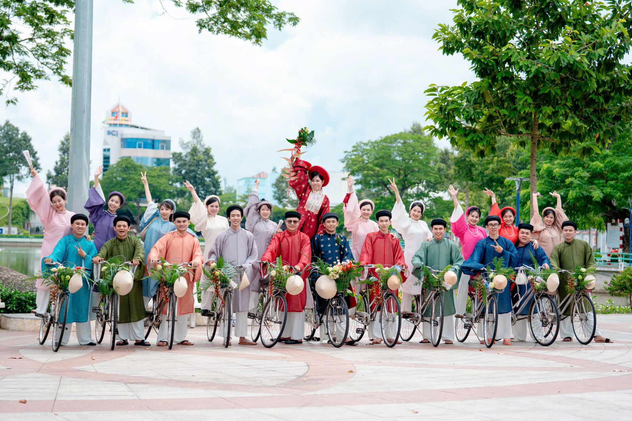 Đ&aacute;m cưới g&acirc;y sốt của cặp đ&ocirc;i nh&agrave; c&aacute;ch nhau 250 m&eacute;t, đi xe đạp rước d&acirc;u - Ảnh 2.