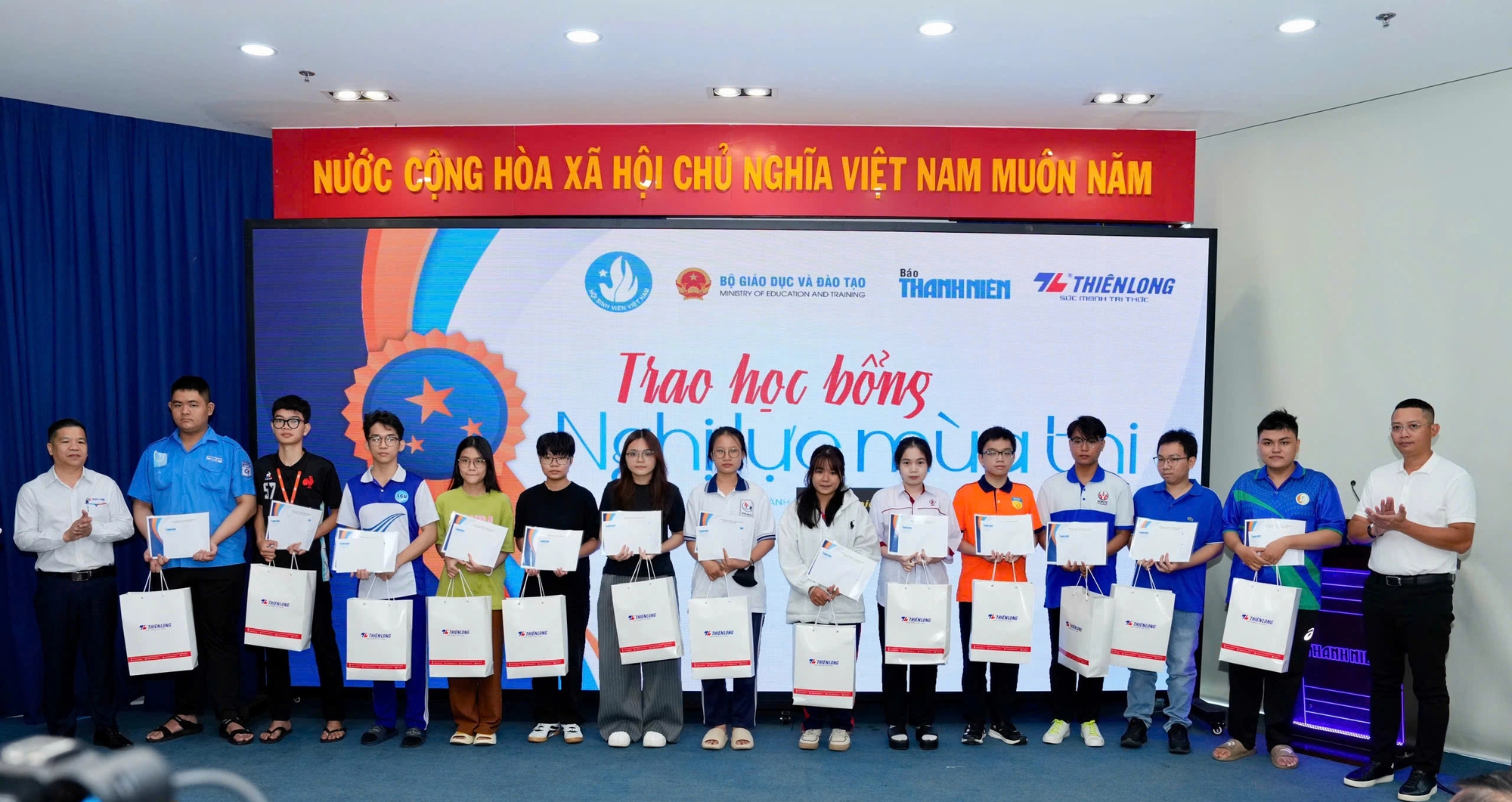 Òa khóc nức nở vì nhận được học bổng quá lớn - Ảnh 12.
