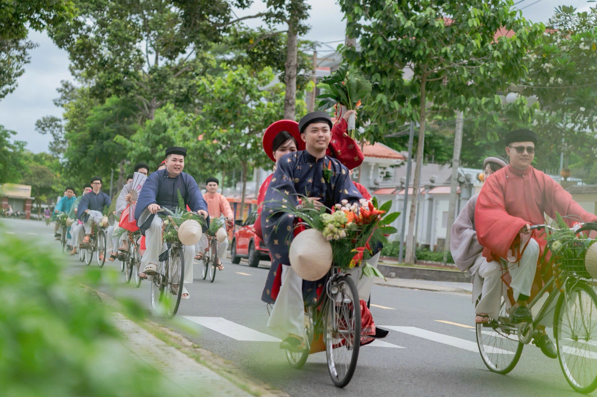 Đ&aacute;m cưới g&acirc;y sốt của cặp đ&ocirc;i nh&agrave; c&aacute;ch nhau 250 m&eacute;t, đi xe đạp rước d&acirc;u - Ảnh 1.