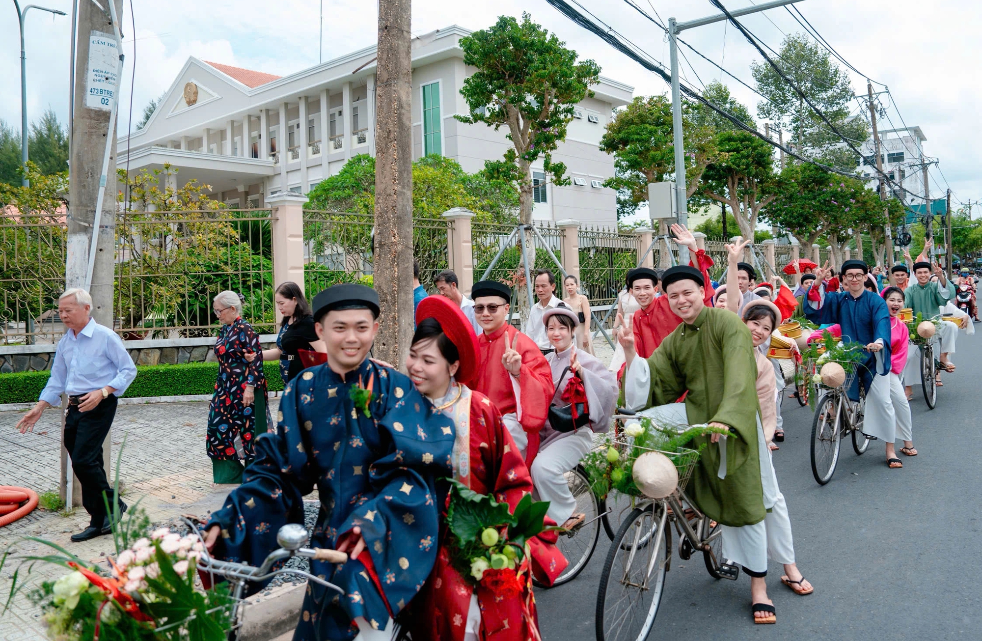 Đ&aacute;m cưới g&acirc;y sốt của cặp đ&ocirc;i nh&agrave; c&aacute;ch nhau 250 m&eacute;t, đi xe đạp rước d&acirc;u - Ảnh 3.