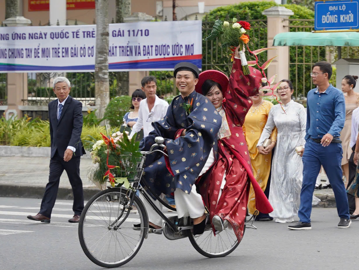 Đ&aacute;m cưới g&acirc;y sốt của cặp đ&ocirc;i nh&agrave; c&aacute;ch nhau 250 m&eacute;t, đi xe đạp rước d&acirc;u - Ảnh 4.