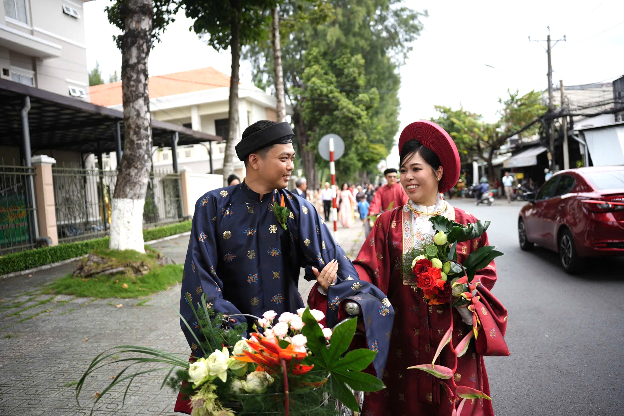 Đ&aacute;m cưới g&acirc;y sốt của cặp đ&ocirc;i nh&agrave; c&aacute;ch nhau 250 m&eacute;t, đi xe đạp rước d&acirc;u - Ảnh 6.