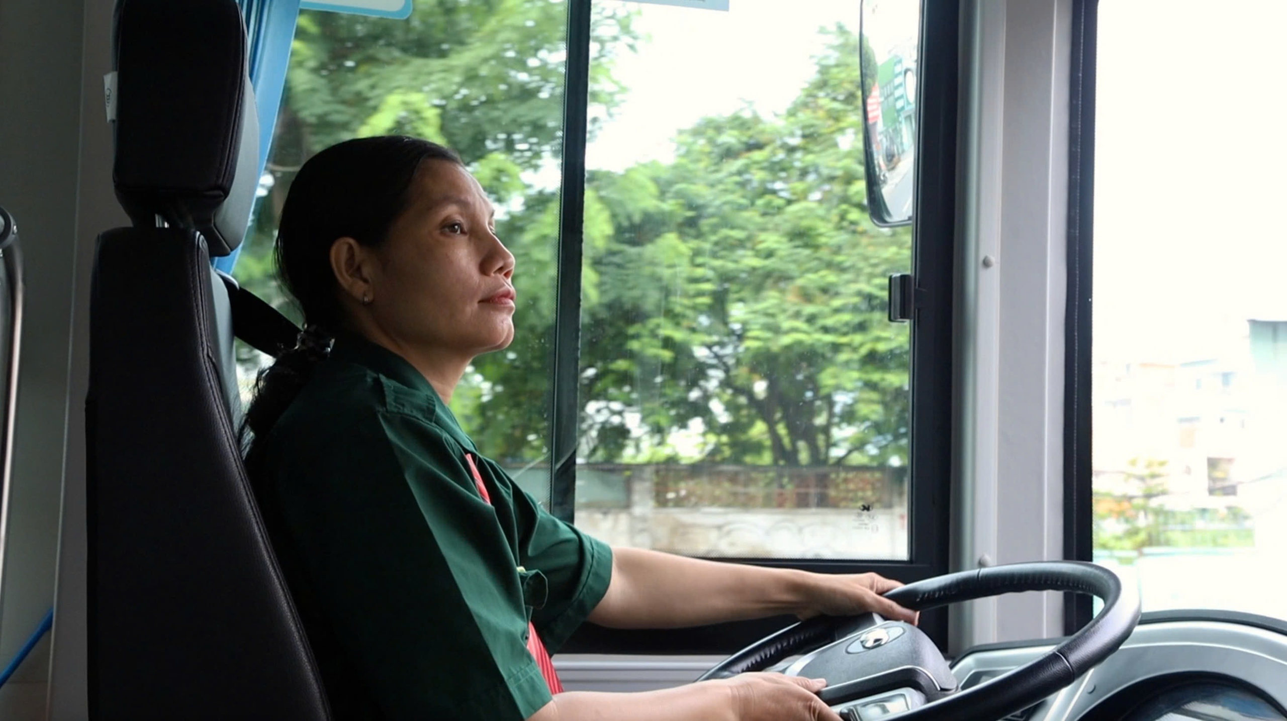Nữ t&agrave;i xế hơn 20 năm l&aacute;i xe bu&yacute;t: M&igrave;nh nghĩ sẽ theo nghề tới cuối đời!- Ảnh 1.