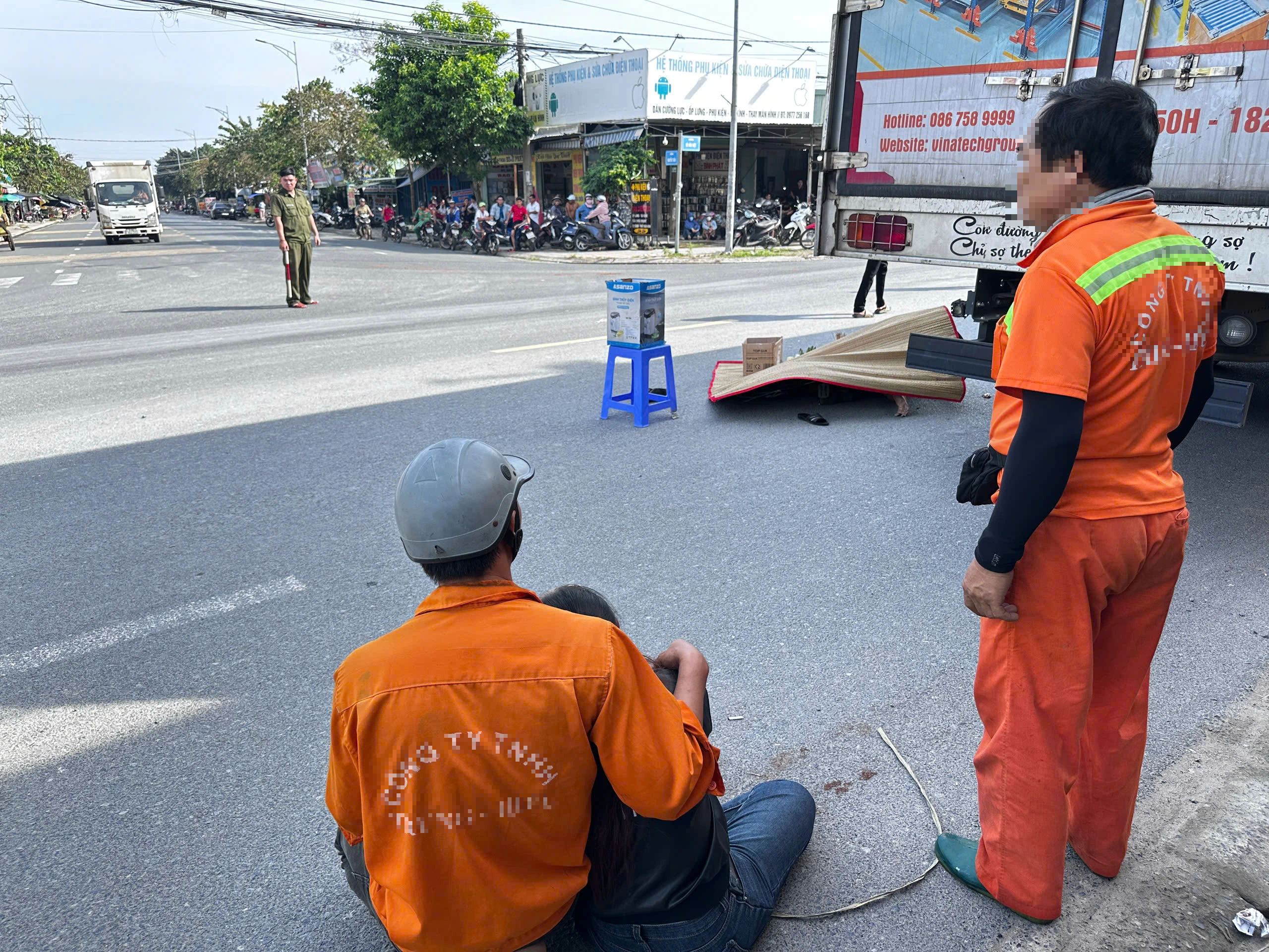 Va chạm với xe tải ở TP.HCM, người phụ nữ chạy xe đạp tử vong tại chỗ - Ảnh 1.