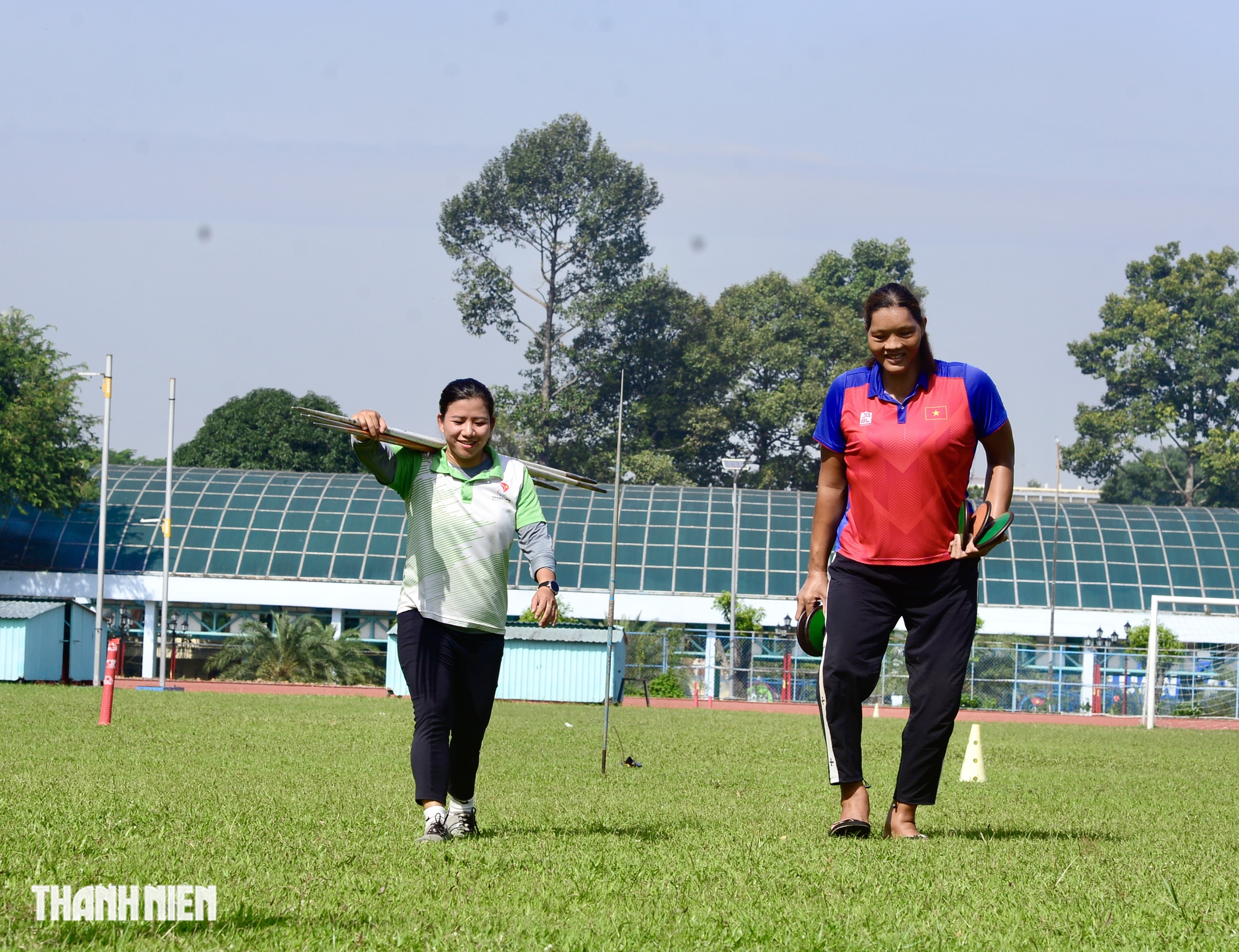 C&ocirc; g&aacute;i khổng lồ cao hơn 2 m ở TP.HCM: 'T&ocirc;i phải sống cho ch&iacute;nh m&igrave;nh' - Ảnh 7.