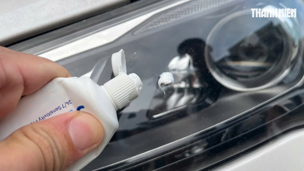 Thực hư việc l&agrave;m sạch đ&egrave;n pha &ocirc; t&ocirc; bị ố v&agrave;ng bằng kem đ&aacute;nh răng- Ảnh 2.