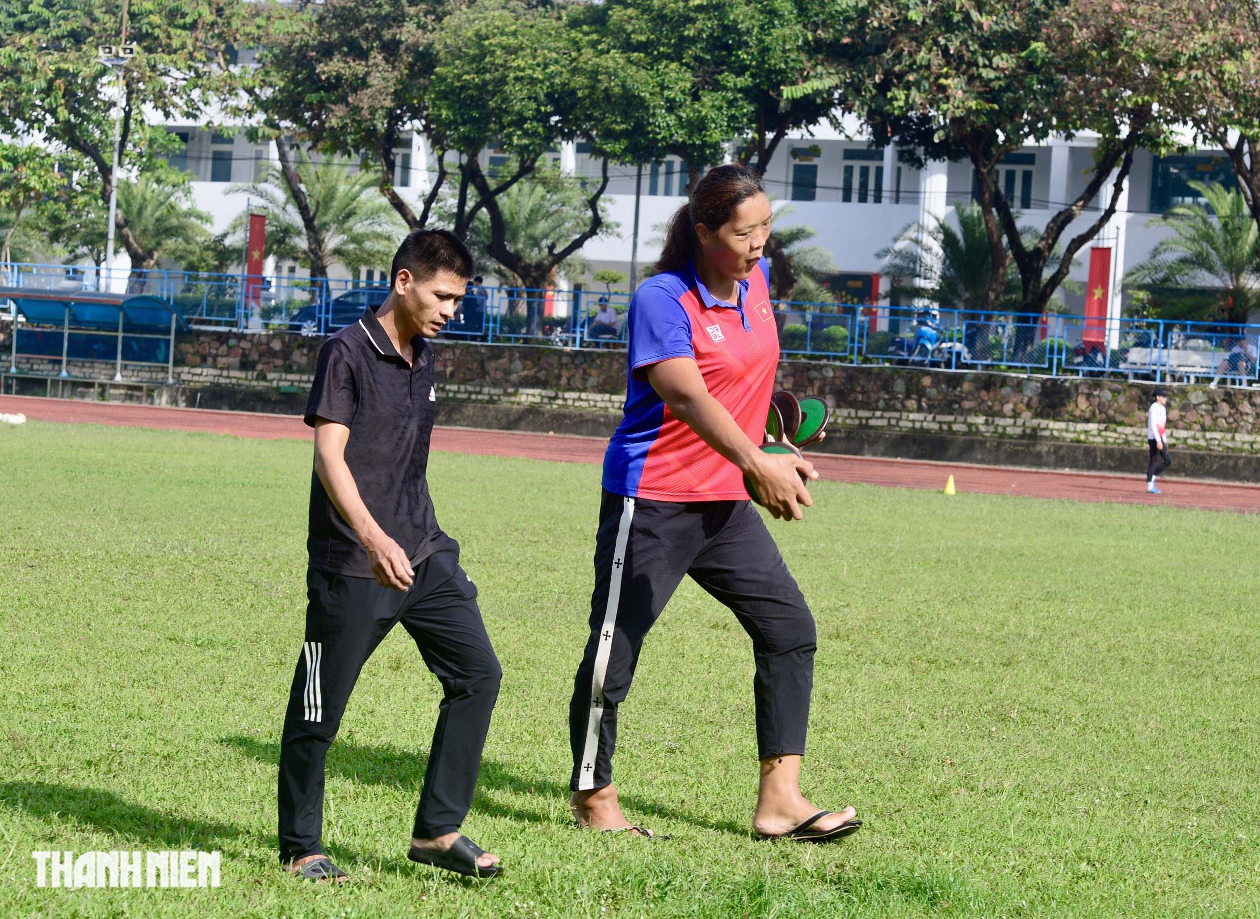 C&ocirc; g&aacute;i khổng lồ cao hơn 2 m ở TP.HCM: 'T&ocirc;i phải sống cho ch&iacute;nh m&igrave;nh' - Ảnh 6.