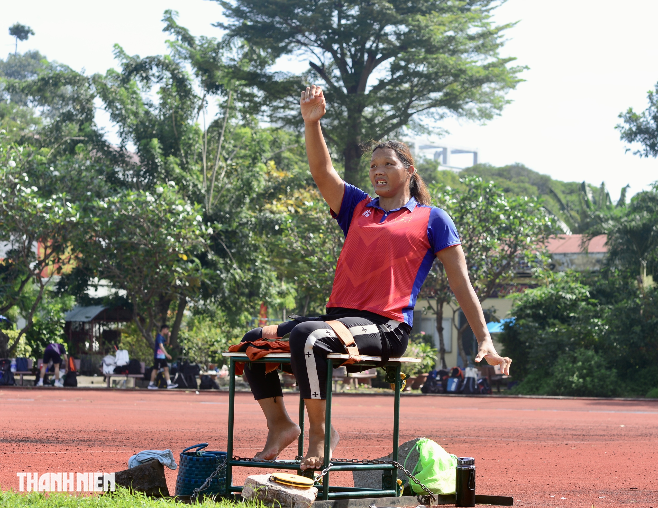 C&ocirc; g&aacute;i khổng lồ cao hơn 2 m ở TP.HCM: 'T&ocirc;i phải sống cho ch&iacute;nh m&igrave;nh' - Ảnh 3.