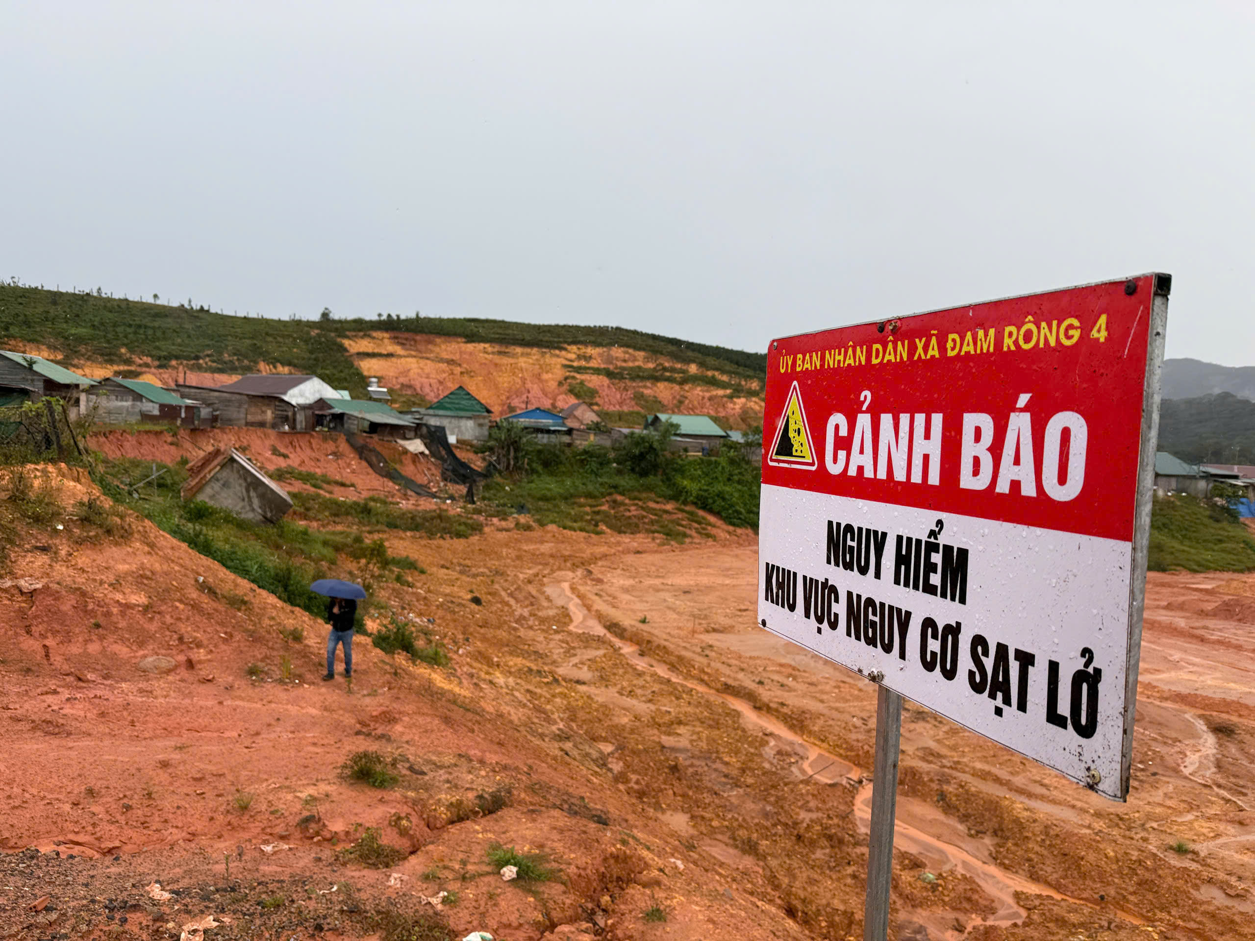 Cận cảnh sạt lở khu tái định cư vùng sâu thôn K’ Nớ ở Lâm Đồng - Ảnh 9.