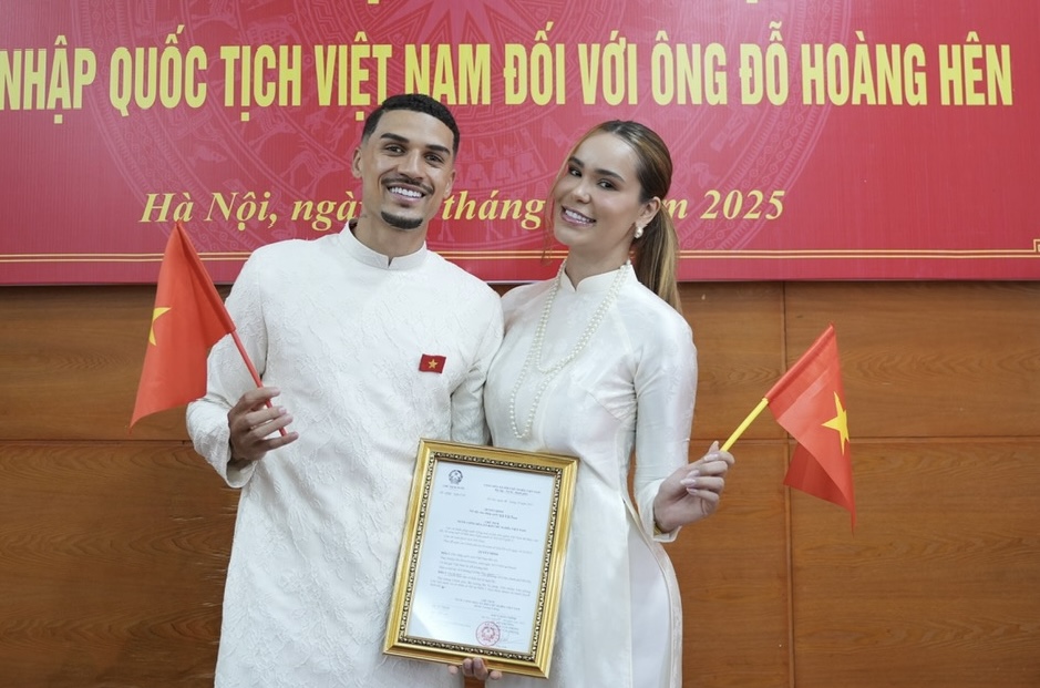 Đỗ Hoàng Hên mặc áo dài nhận quốc tịch Việt Nam: ‘Hôm nay là ngày rất quan trọng với tôi’ - Ảnh 1.