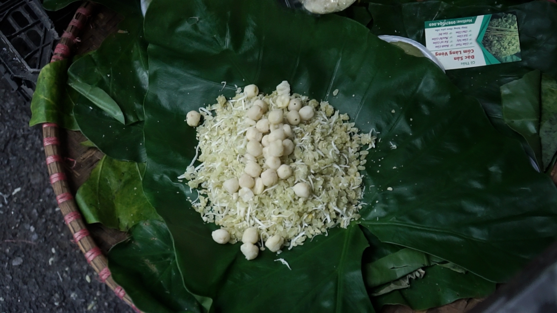 Cốm Hà Nội bị ảnh hưởng sau bão: Người bán, người mua đều tiếc nuối- Ảnh 1. Cốm Hà Nội bị ảnh hưởng sau bão: Người bán, người mua đều tiếc nuối- Ảnh 1.