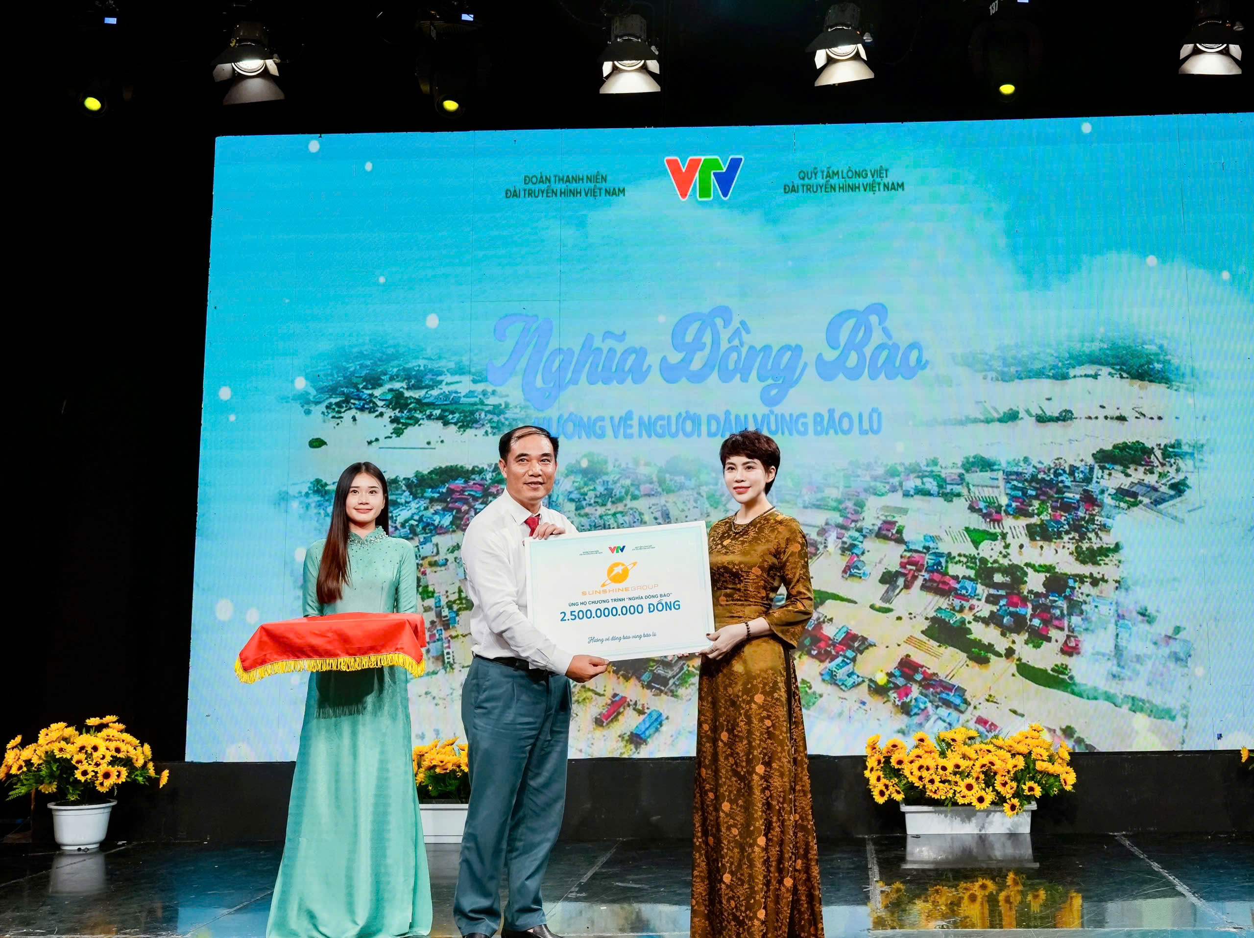 Sunshine Group góp 2,5 tỉ đồng cùng Quỹ Tấm lòng Việt hỗ trợ người dân vùng lũ - Ảnh 1. Sunshine Group góp 2,5 tỉ đồng cùng Quỹ Tấm lòng Việt hỗ trợ người dân vùng lũ - Ảnh 1.