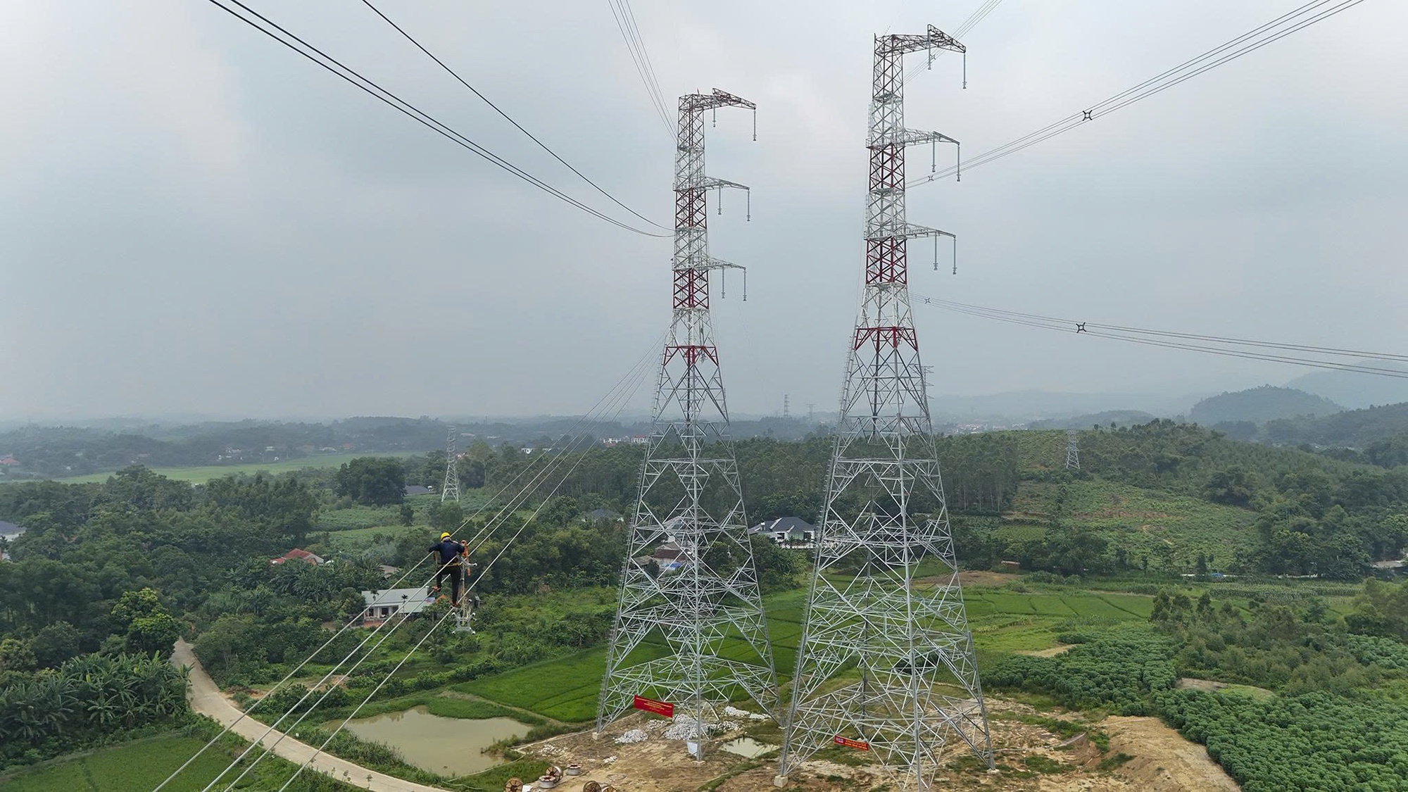 Đường dây 500 kV 'thần tốc' đưa điện sạch Tây Bắc 'tiếp viện' cho miền Bắc- Ảnh 4. Đường dây 500 kV 'thần tốc' đưa điện sạch Tây Bắc 'tiếp viện' cho miền Bắc- Ảnh 4.