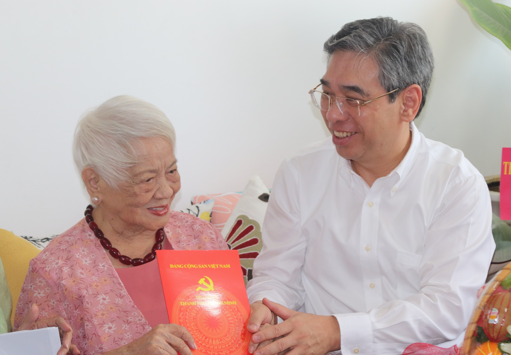 Lãnh đạo TP.HCM thăm hỏi, tri ân văn ng…