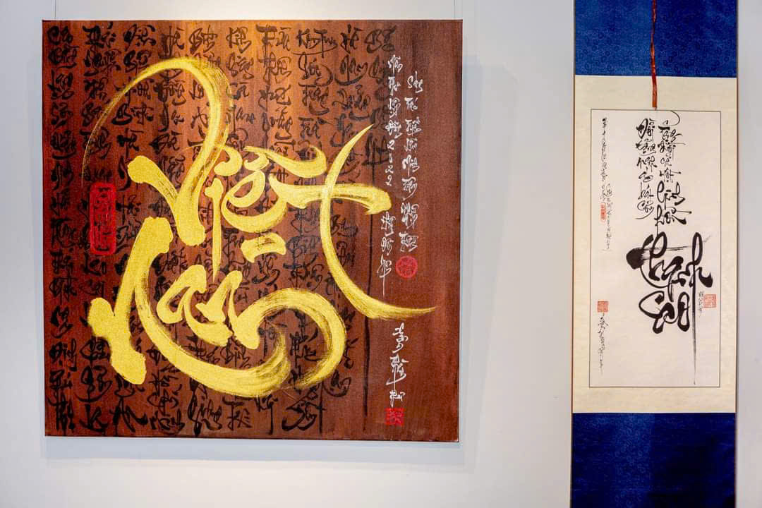 អក្សរផ្ចង់ 'ប្លែក' នៅលើឆាកតន្ត្រី - រូបថត ២. 'Độc chiêu' thảo chữ trên sân khấu âm nhạc- Ảnh 2.