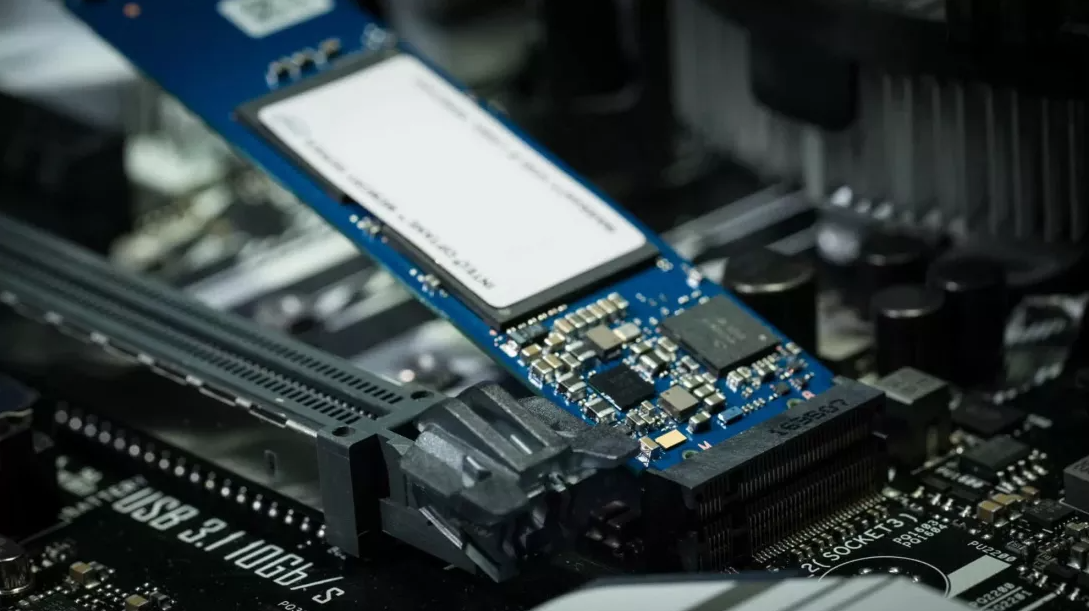 SSD và RAM khan hiếm và tăng giá do cuộc đua đầu tư vào AI - Ảnh 1.