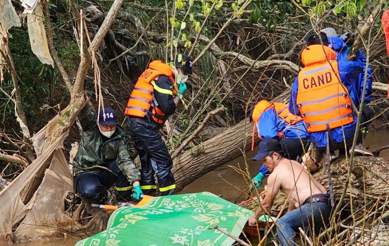 Lâm Đồng tìm thấy thi thể phụ nữ 40 tuổi trôi xuống thác Voi - Ảnh 1. Lâm Đồng tìm thấy thi thể phụ nữ 40 tuổi trôi xuống thác Voi - Ảnh 1.
