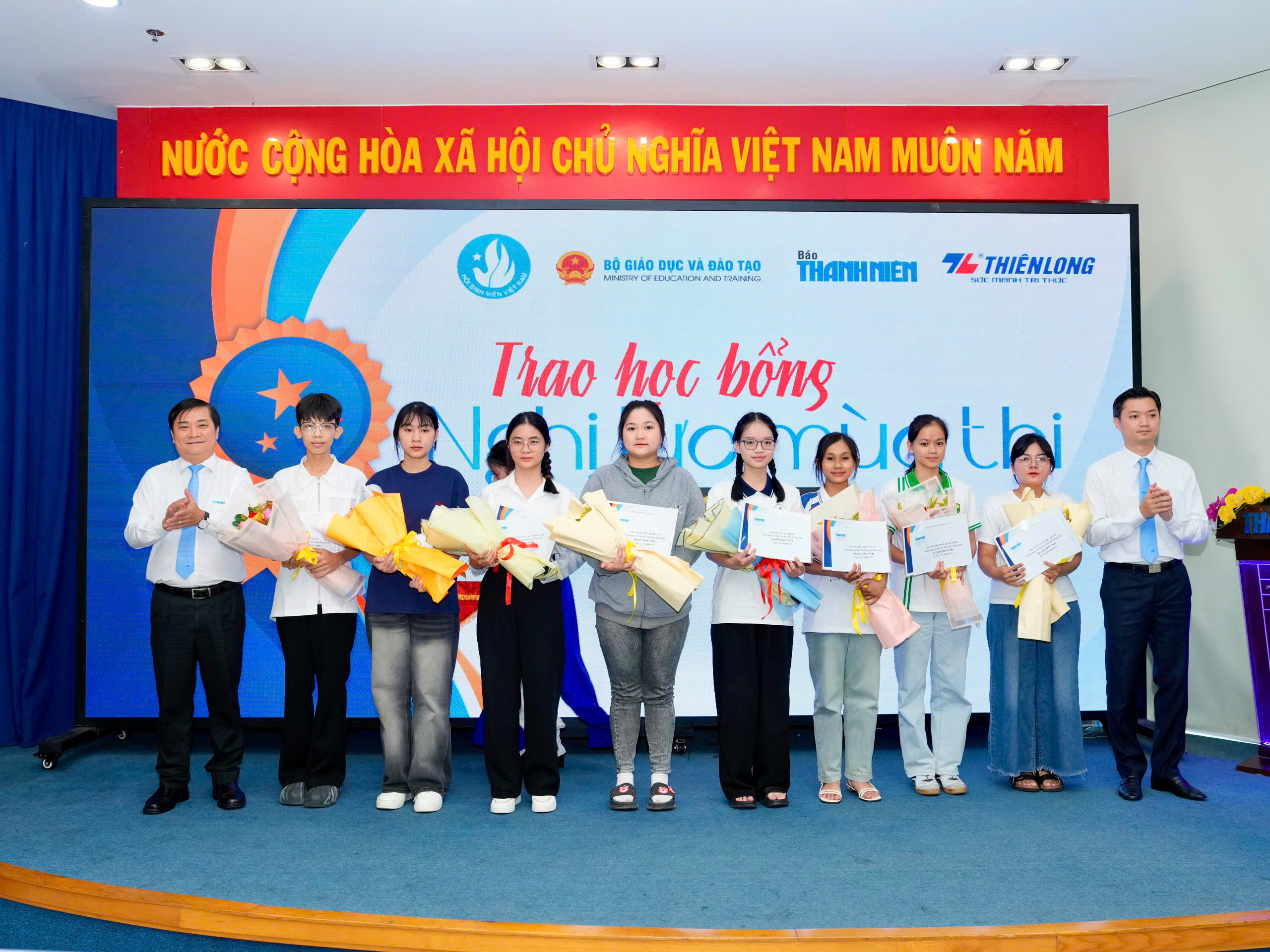 Òa khóc nức nở vì nhận được học bổng quá lớn - Ảnh 10.