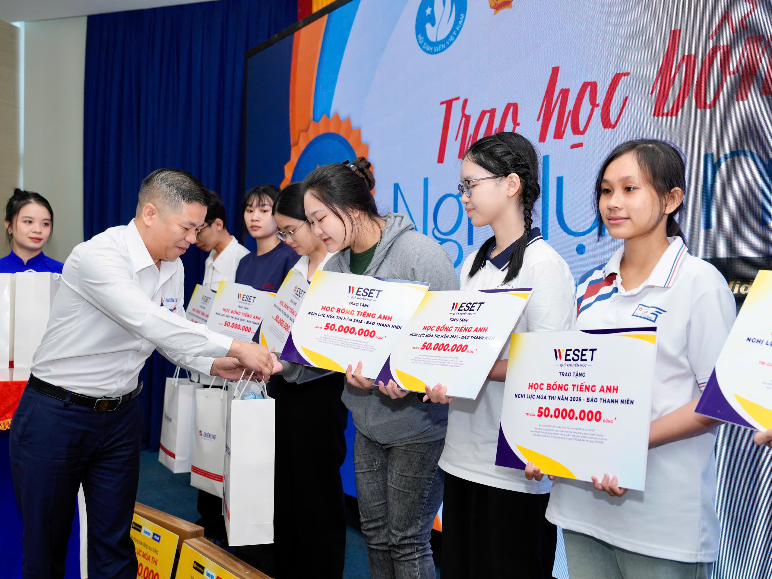 Òa khóc nức nở vì nhận được học bổng quá lớn - Ảnh 14.