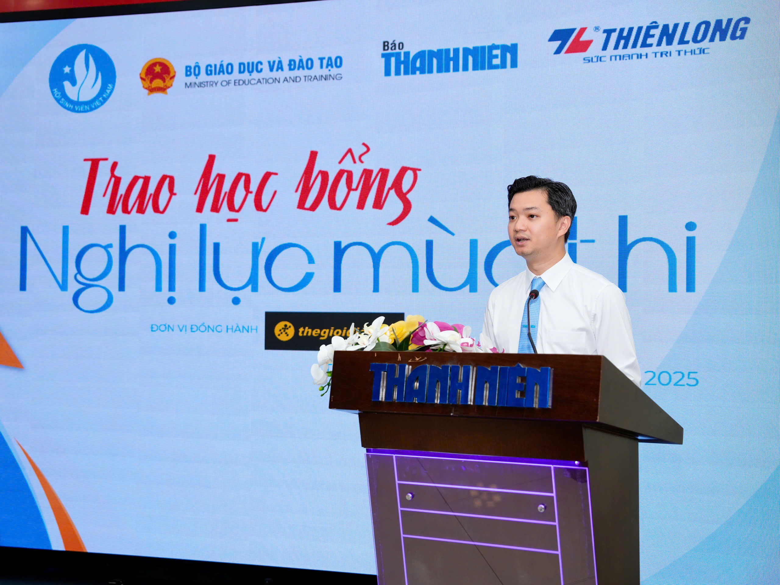 Òa khóc nức nở vì nhận được học bổng quá lớn - Ảnh 3.