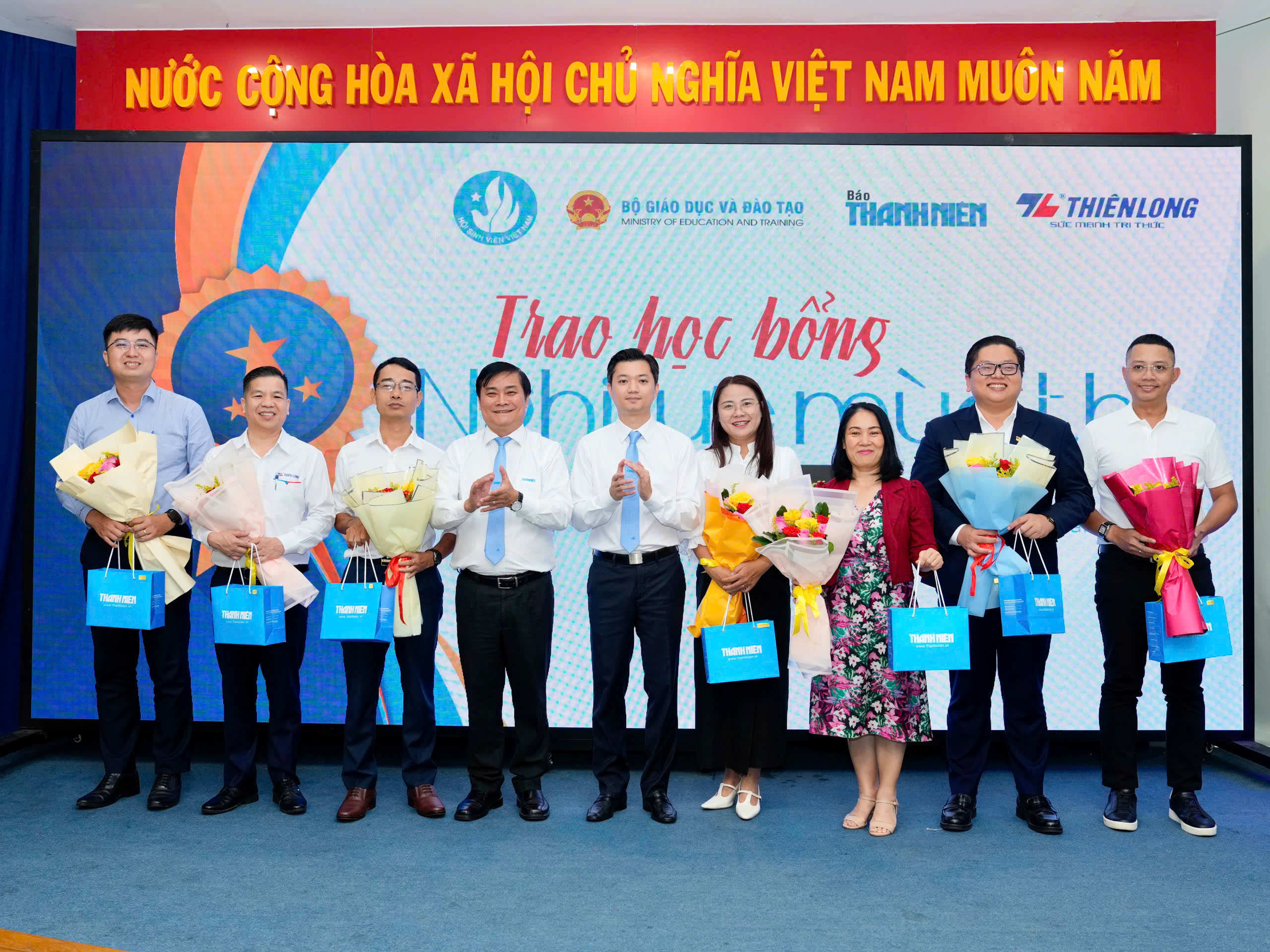Òa khóc nức nở vì nhận được học bổng quá lớn - Ảnh 15.