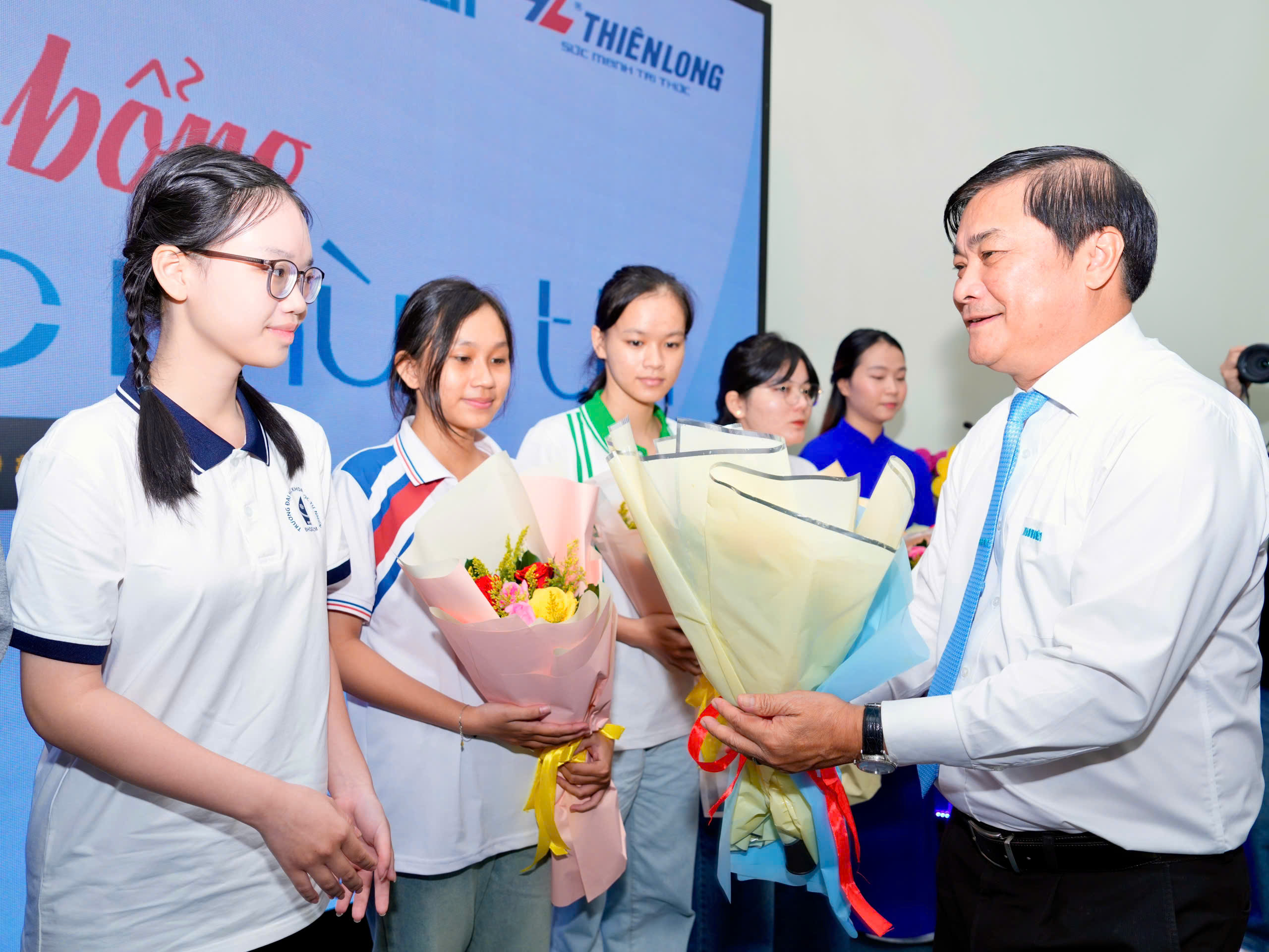 Òa khóc nức nở vì nhận được học bổng quá lớn - Ảnh 2.