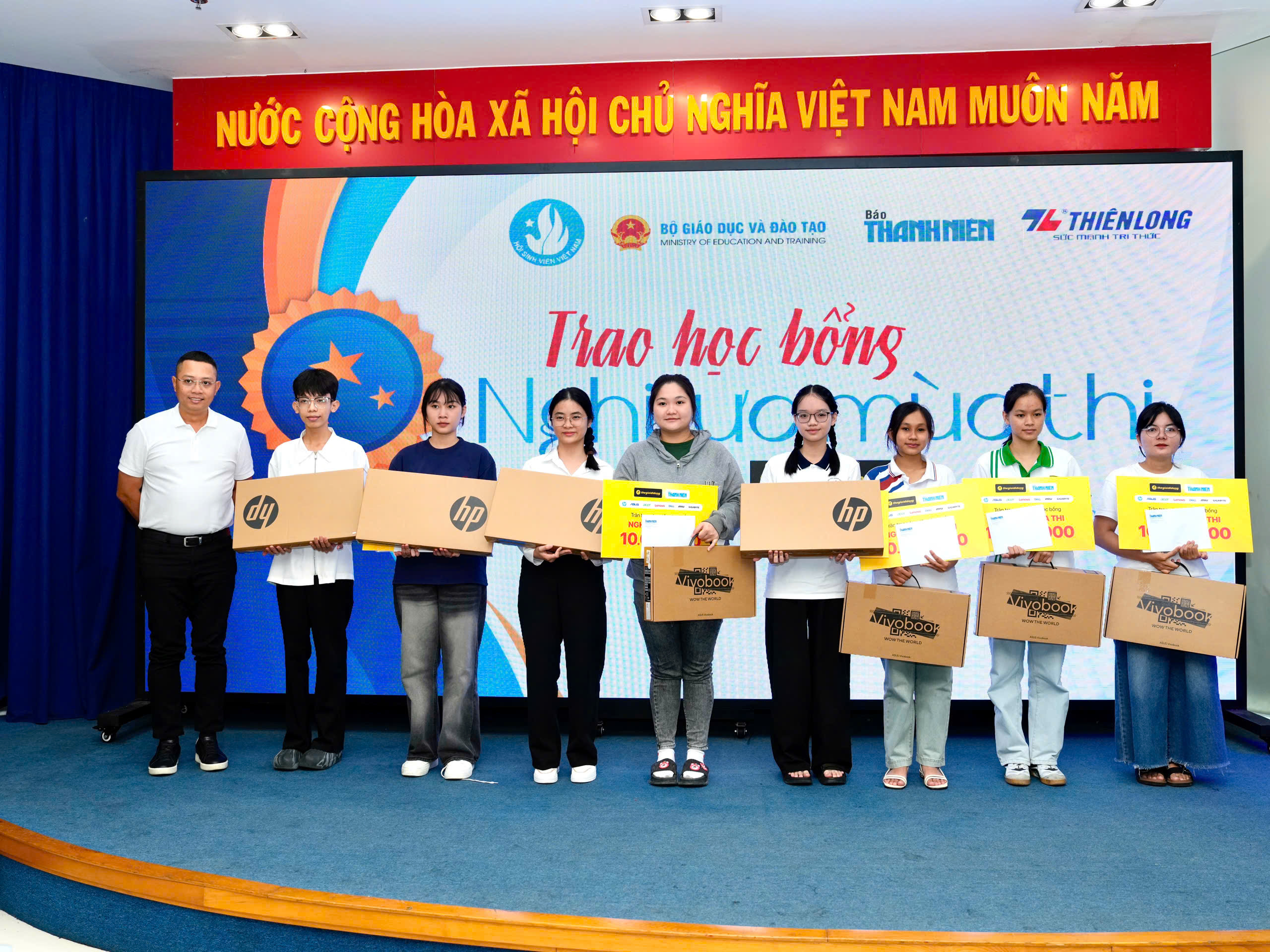 Òa khóc nức nở vì nhận được học bổng quá lớn - Ảnh 11.