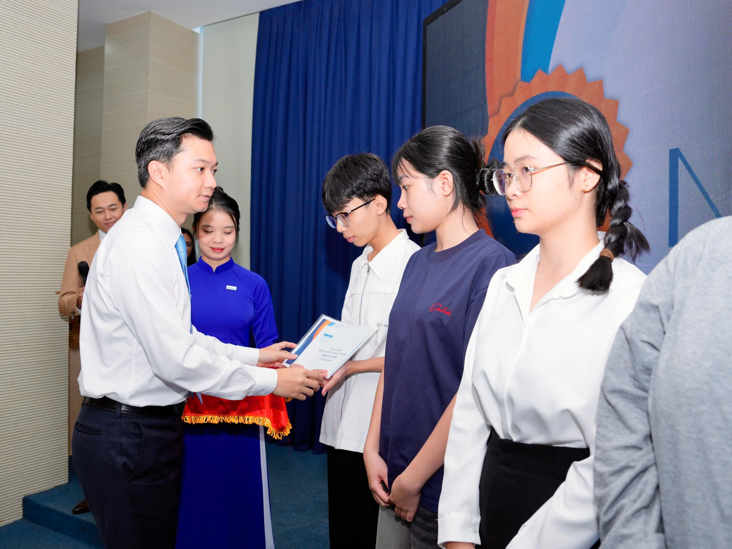 Òa khóc nức nở vì n…
