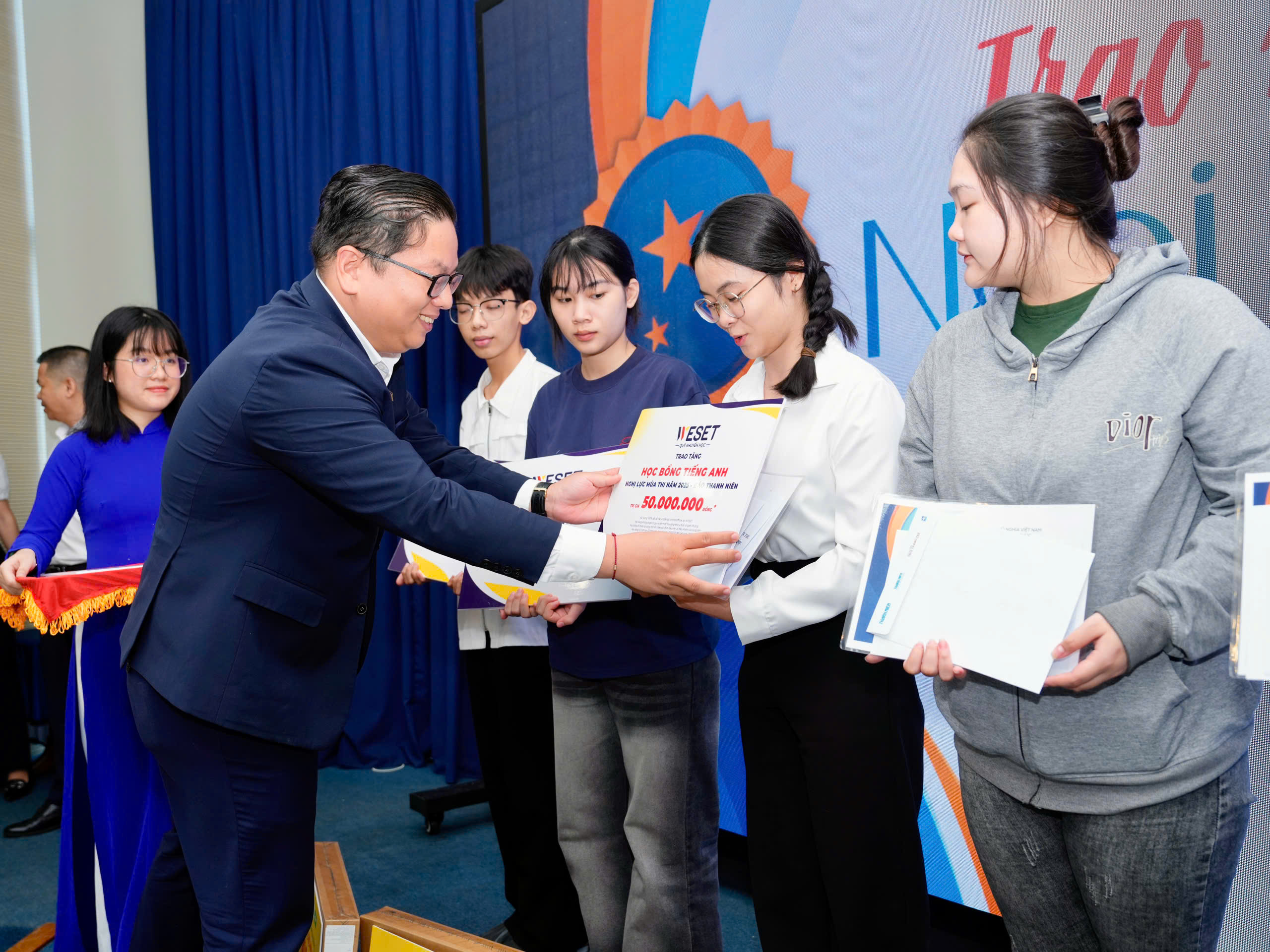 Òa khóc nức nở vì nhận được học bổng quá lớn - Ảnh 13.