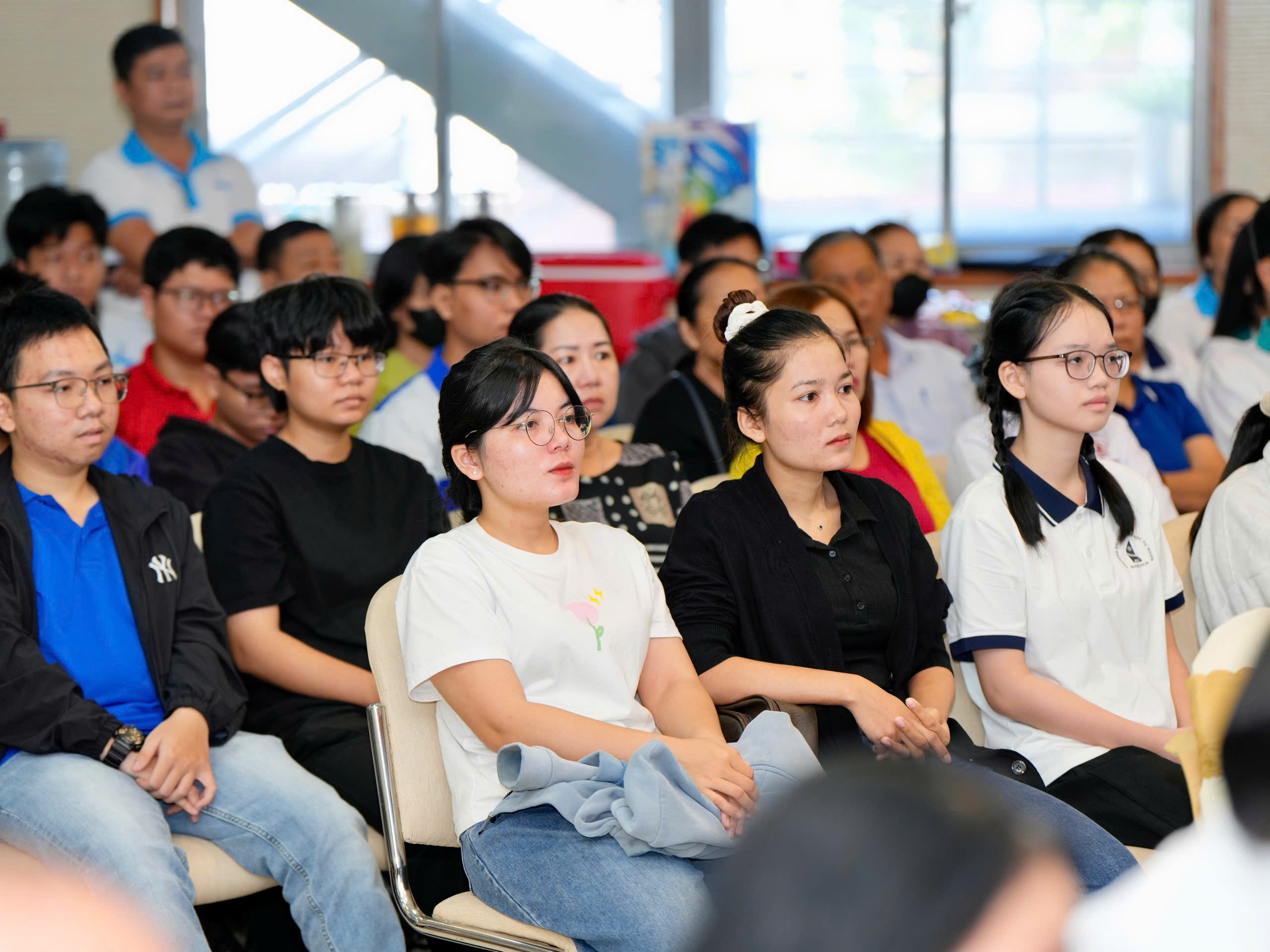 Nhận học bổng hơn 370 triệu đồng, nữ sinh mồ côi chữa bệnh cho anh trai- Ảnh 3. Nhận học bổng hơn 370 triệu đồng, nữ sinh mồ côi chữa bệnh cho anh trai- Ảnh 3.