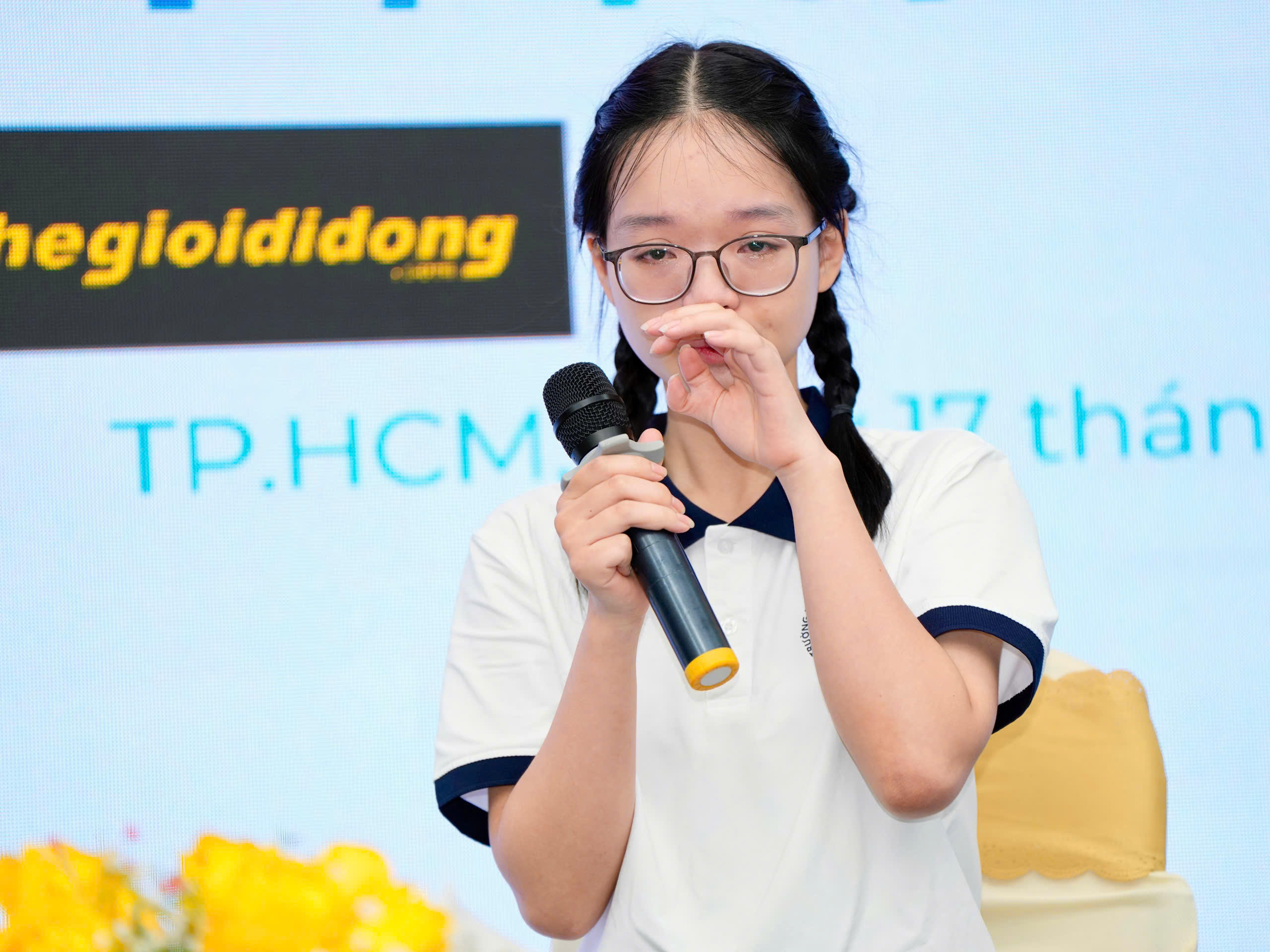 Òa khóc nức nở vì nhận được học bổng quá lớn - Ảnh 4.