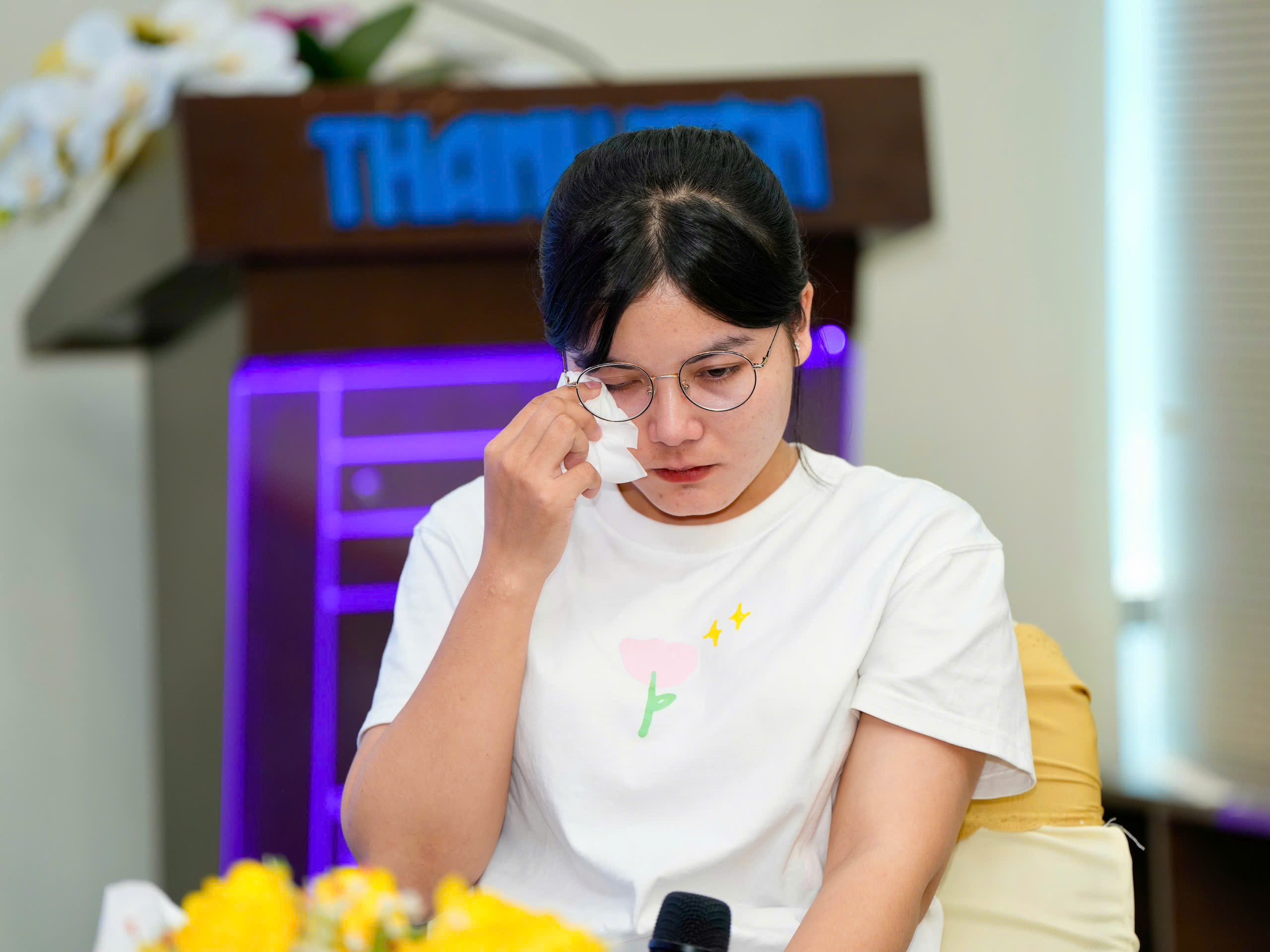 Òa khóc nức nở vì nhận được học bổng quá lớn - Ảnh 5.