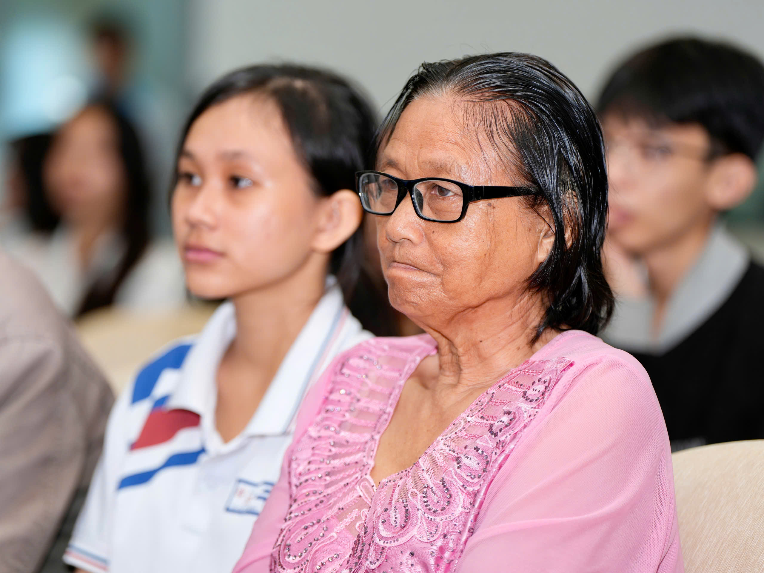 Òa khóc nức nở vì nhận được học bổng quá lớn - Ảnh 9.