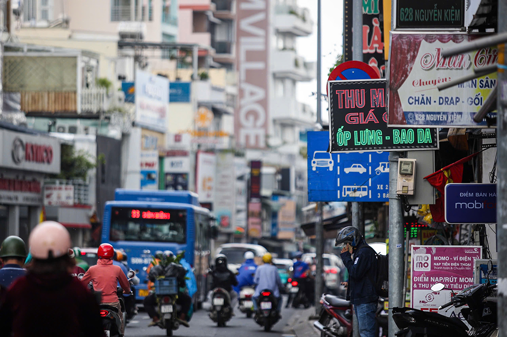 'Ma trận' vạch kẻ đường, biển báo - Ảnh 4.