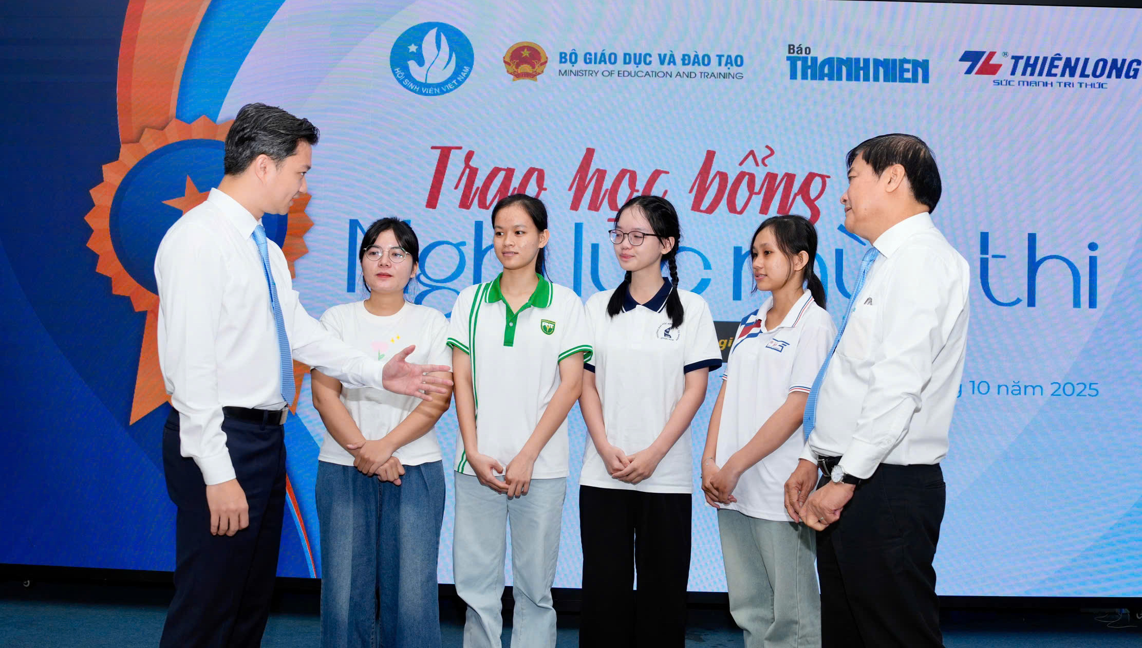 Nữ sinh từng xin cứu giúp để không đơn độc, nay san sẻ lại học bổng- Ảnh 2. Nữ sinh từng xin cứu giúp để không đơn độc, nay san sẻ lại học bổng- Ảnh 2.