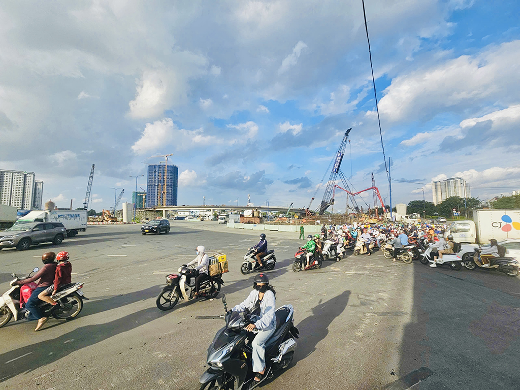 'Ma trận' vạch kẻ đường, biển báo - Ảnh 6.